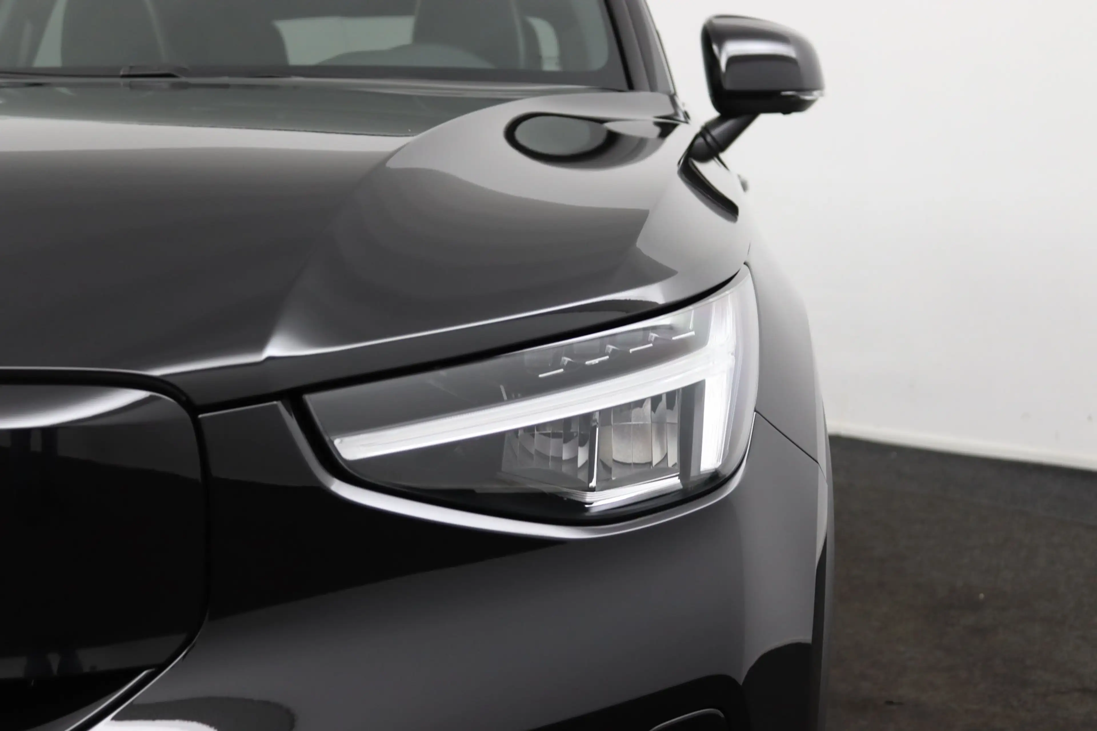 Volvo EX40 Single Motor Extended Range Ultra Black Ed. 82 kWh — photo 36