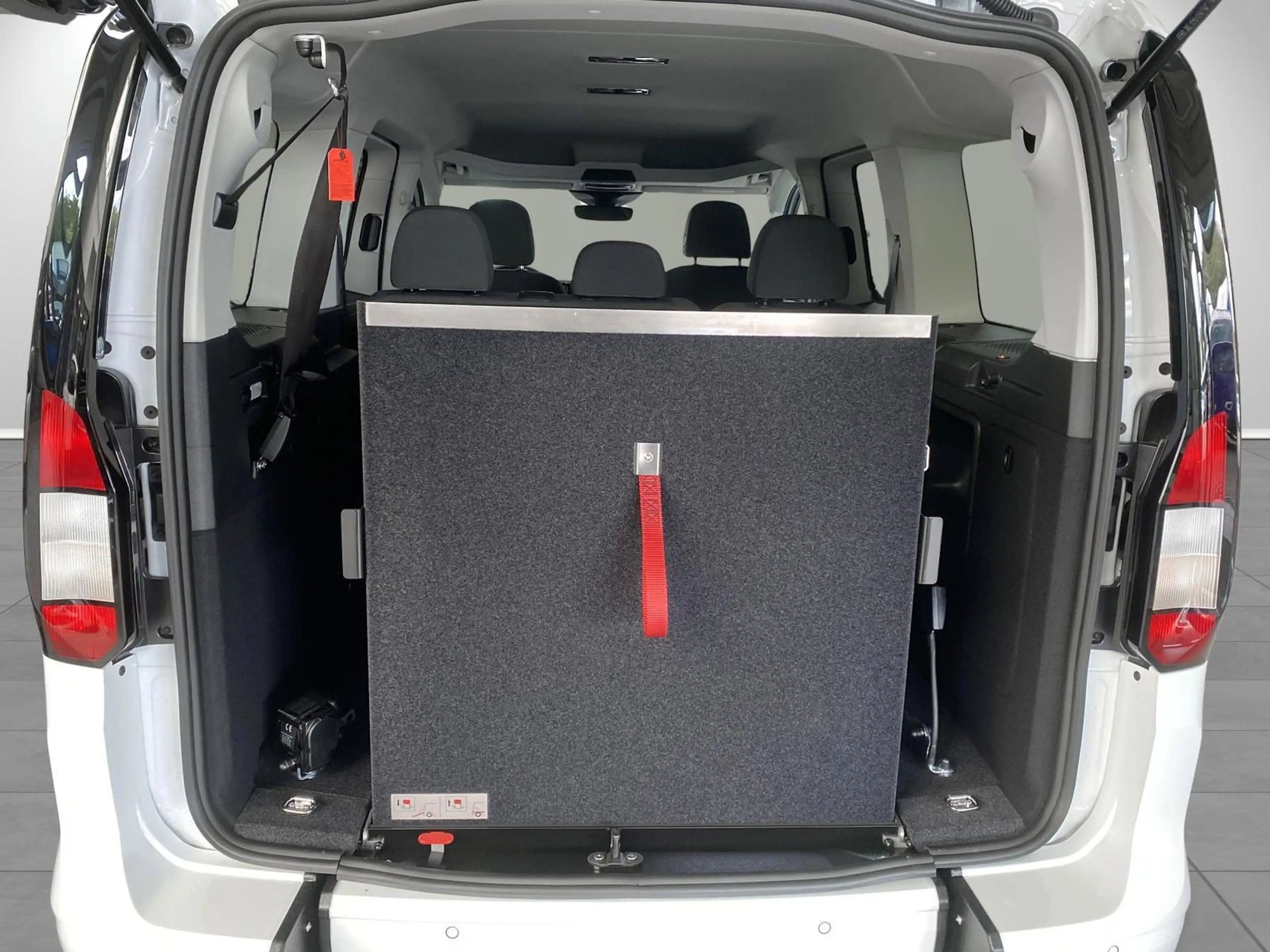 Ford Grand Tourneo Connect Titanium Rollstuhlumbau — photo 4