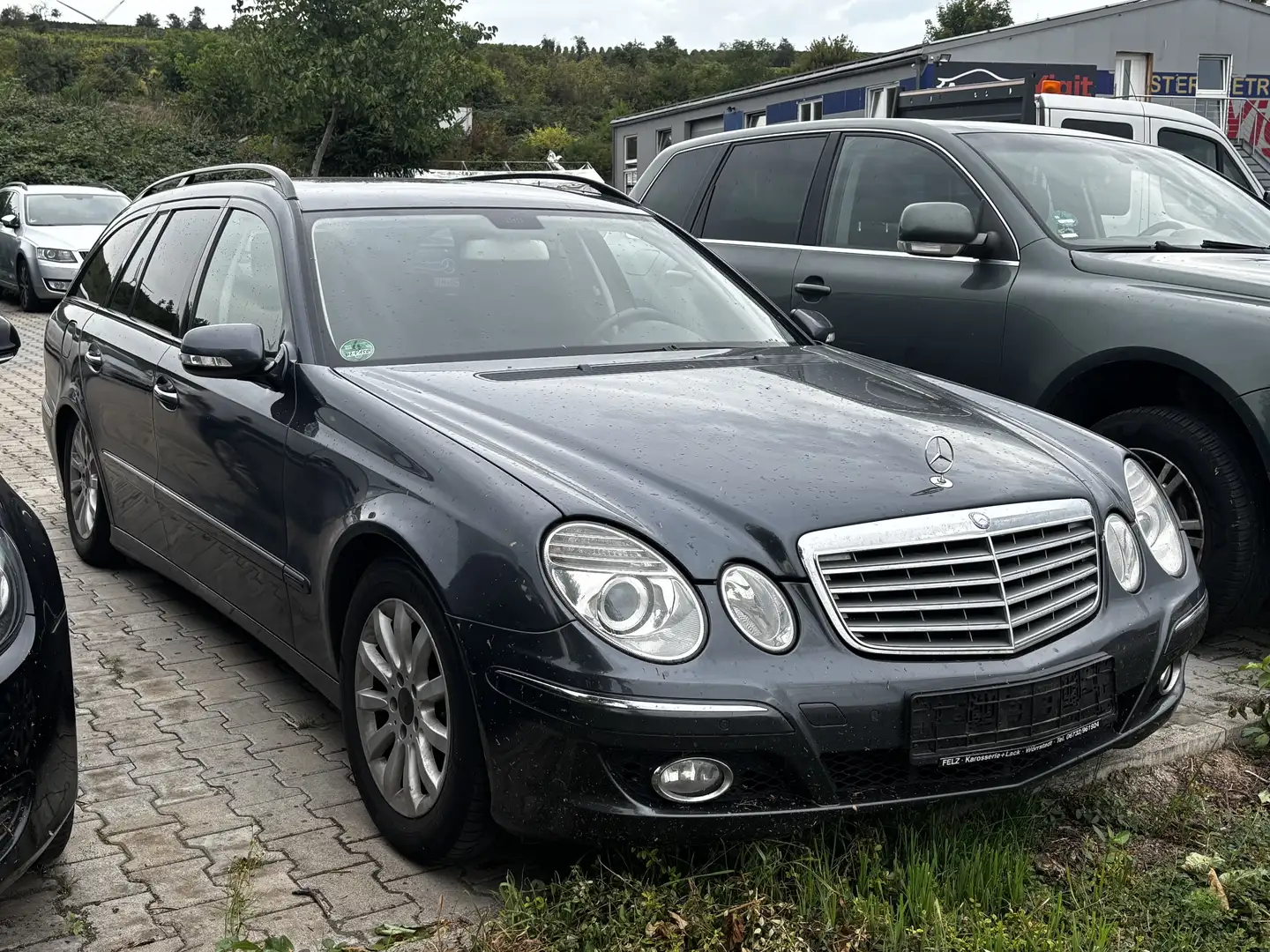 Mercedes-Benz E 220 T CDI AUTOMATIK+Sitzheizung+PTS+Luftfederung+HU Grau - 1