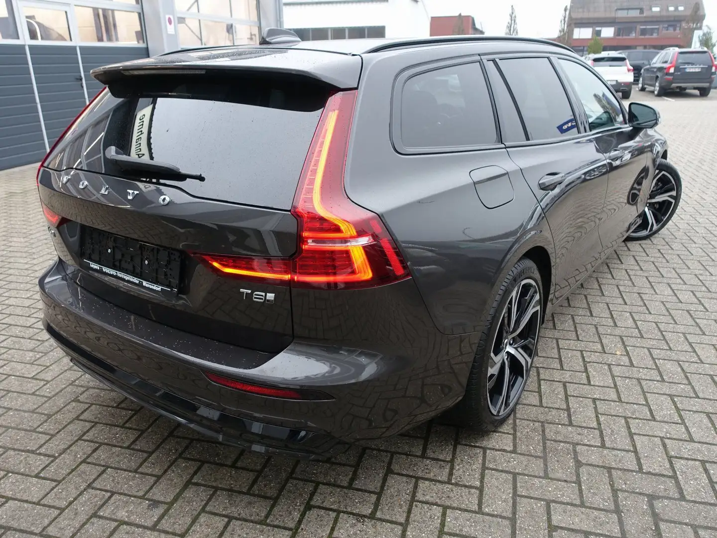 Volvo V60 Ultra Dark T8 AWD Plug-in Hybrid/AHK/Pano Grau - 2