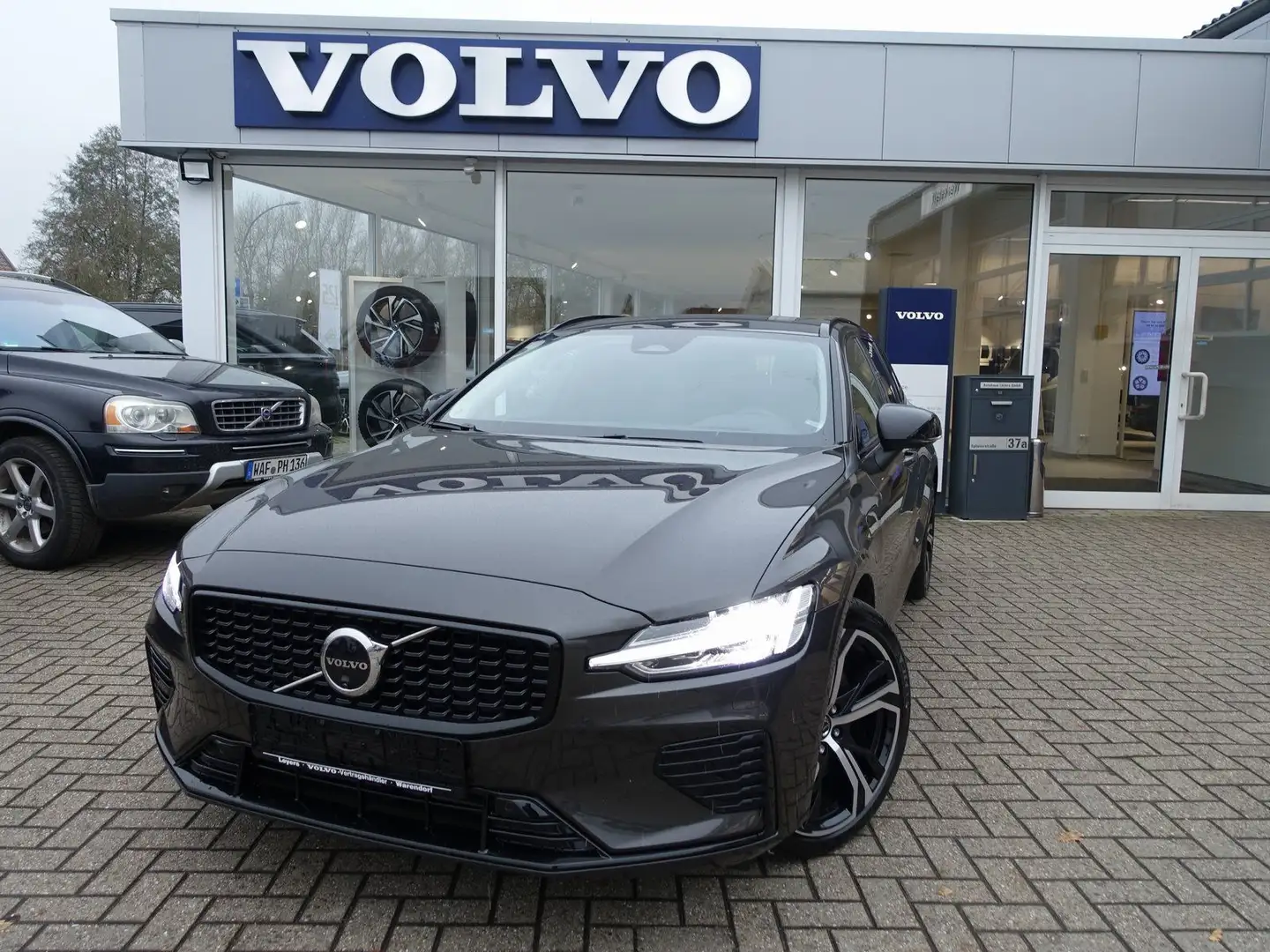 Volvo V60 Ultra Dark T8 AWD Plug-in Hybrid/AHK/Pano Grau - 1
