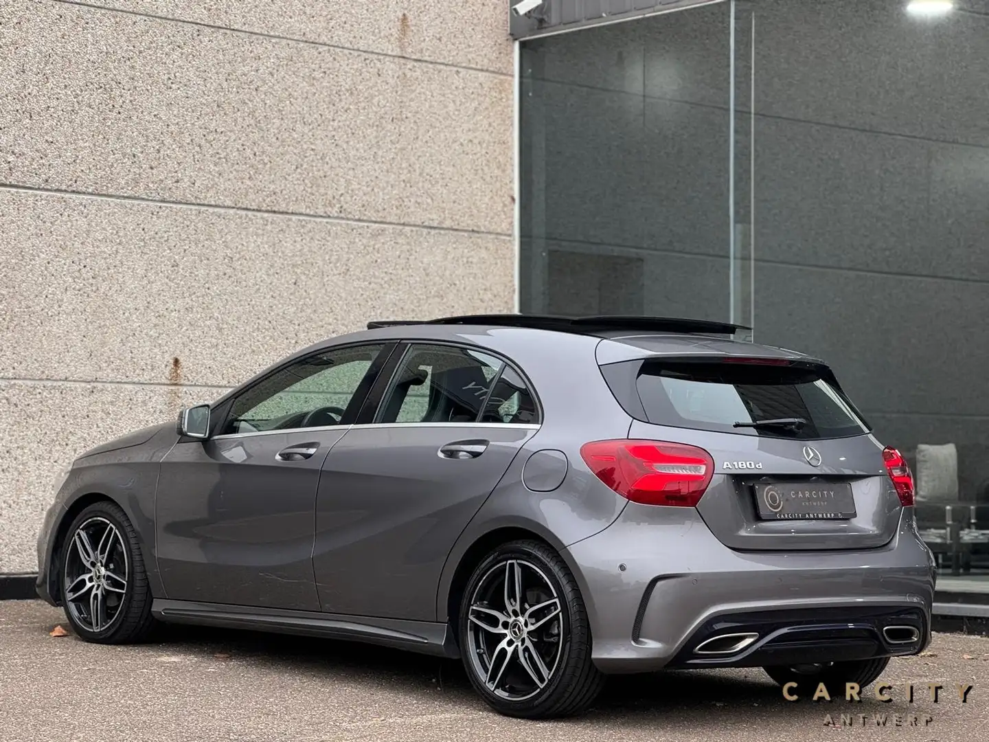 Mercedes-Benz A 180 A 180 d AMG Line | PANO | CAMERA | APPLE/ANROID | Grijs - 2