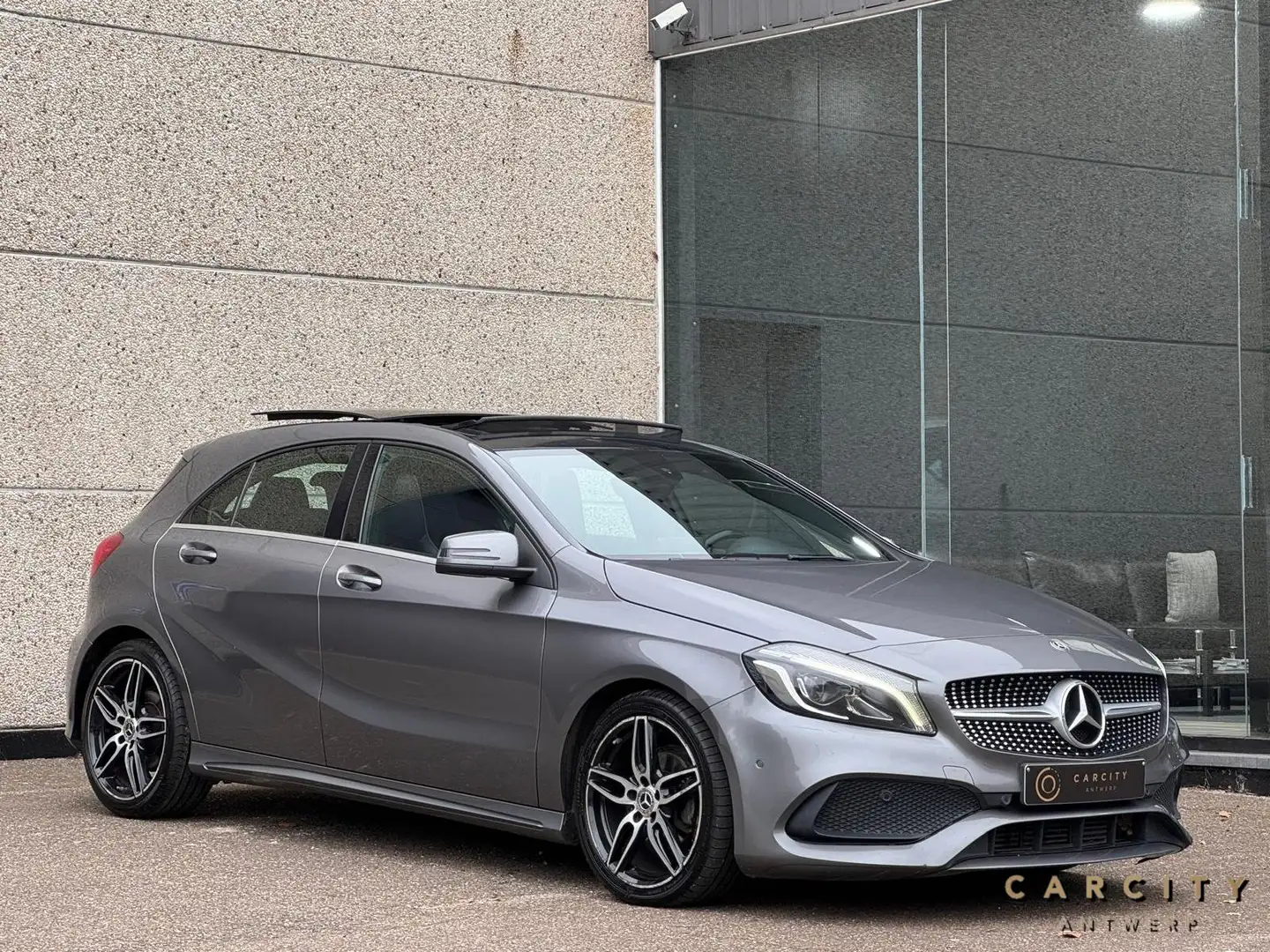Mercedes-Benz A 180 A 180 d AMG Line | PANO | CAMERA | APPLE/ANROID | Grijs - 1