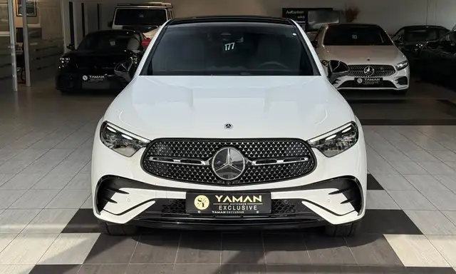 Mercedes-Benz 220 view 3