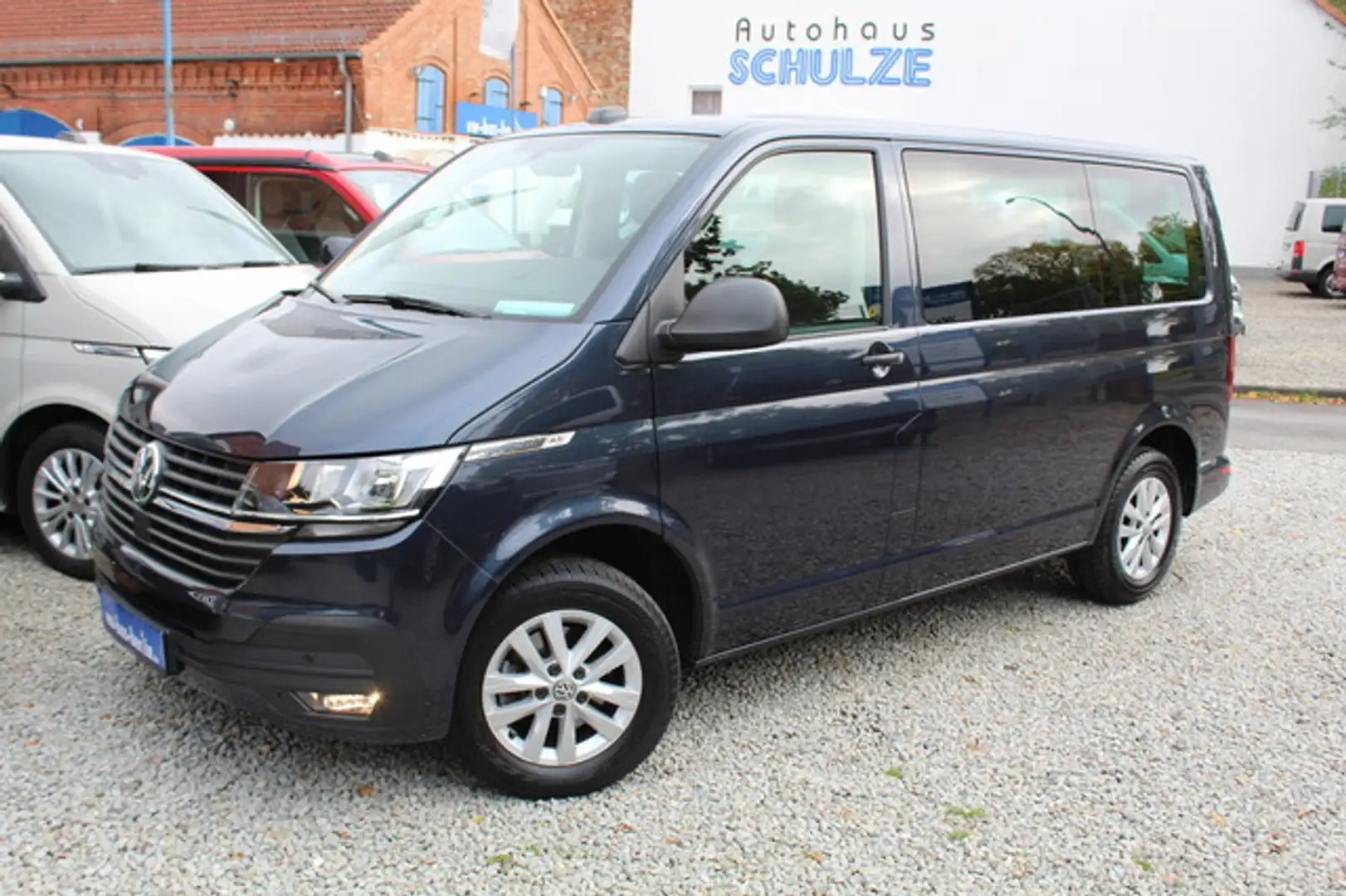 Volkswagen T6.1 Multivan 150PS DSG Navi AHK Standheizung Bleu - 1