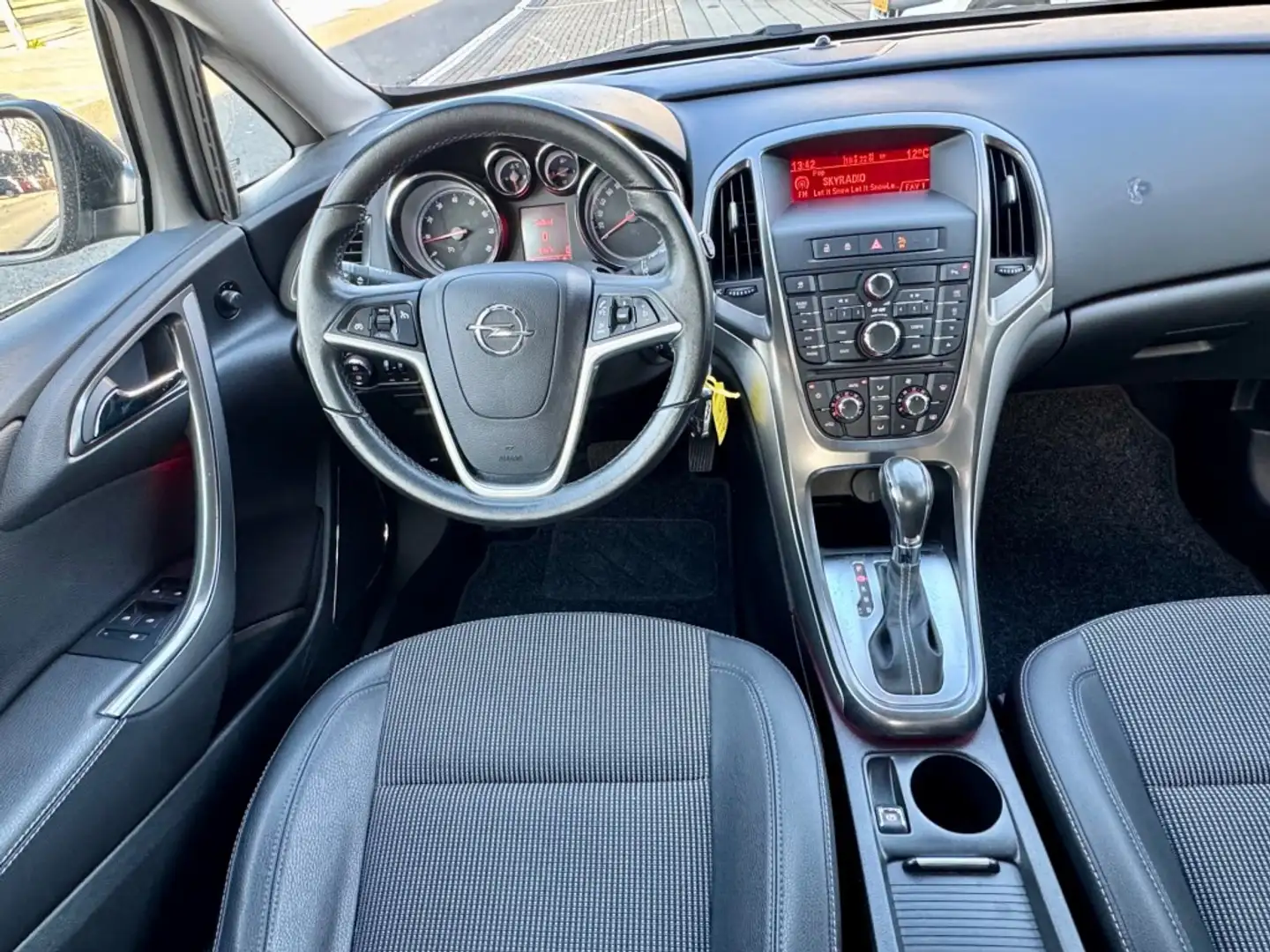 Opel Astra 1.4 Turbo Cosmo AUT 5DRS CLIMA PDC NAP APK 7-2026 crna - 2