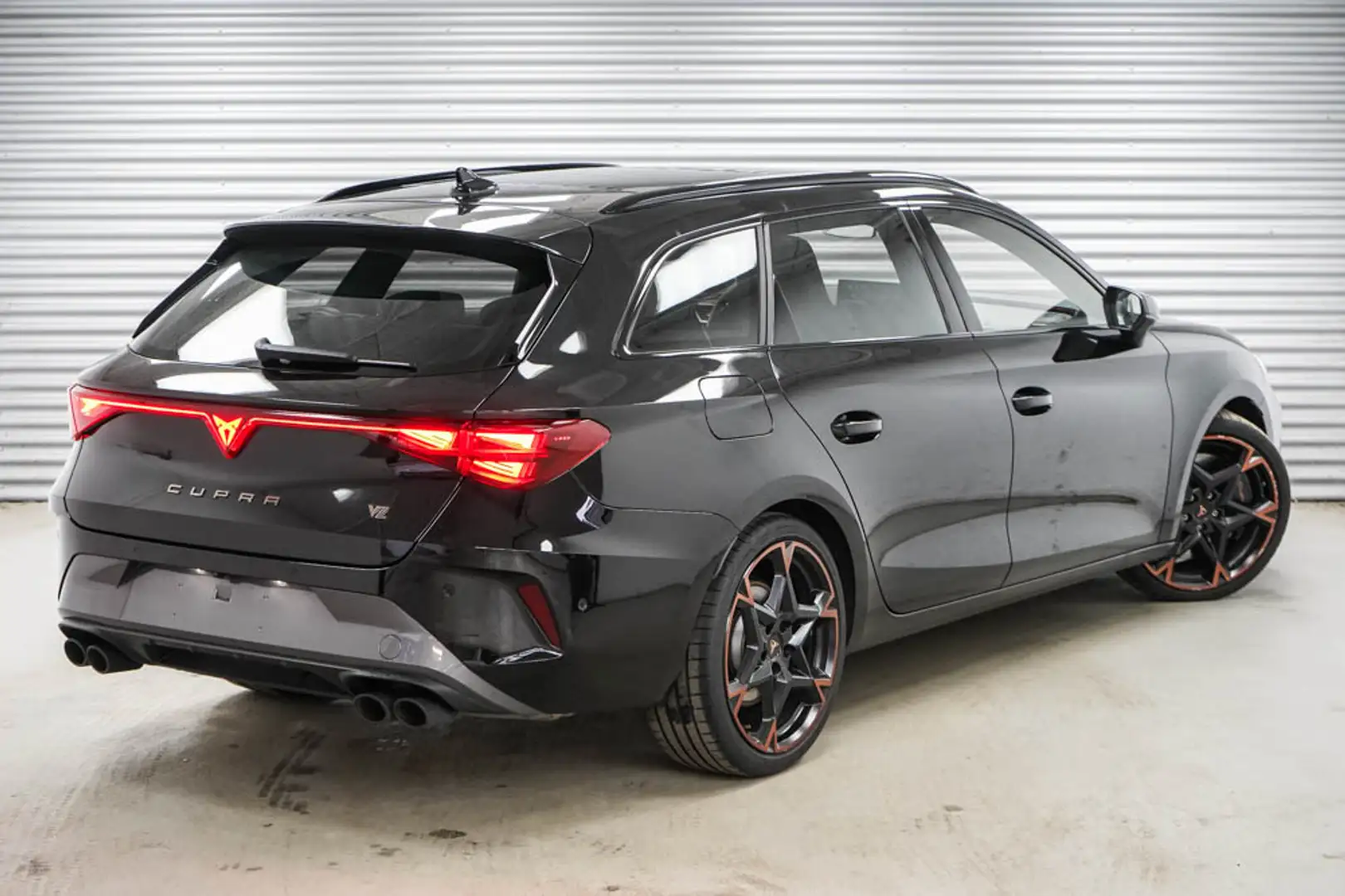 CUPRA Leon 2,0 TSI DSG 4x4 VZ Schwarz - 2