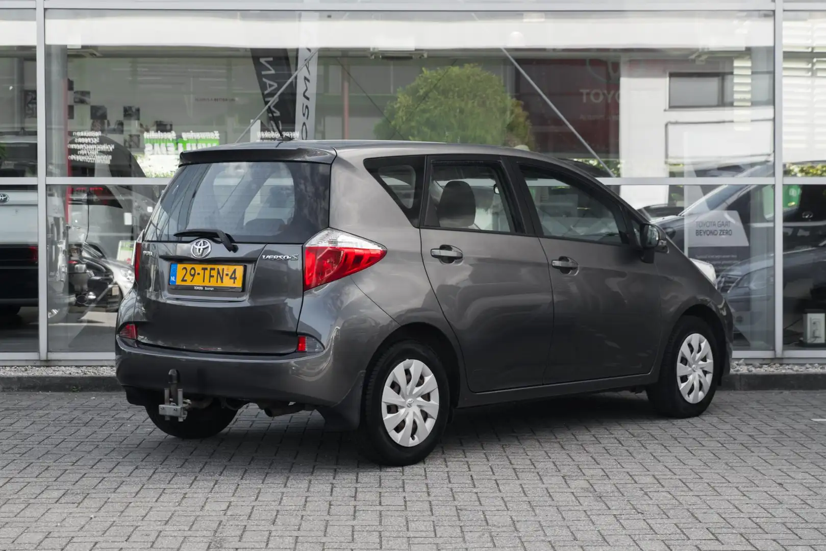 Toyota Verso-S 1.3 VVT-i Aspiration Grau - 2