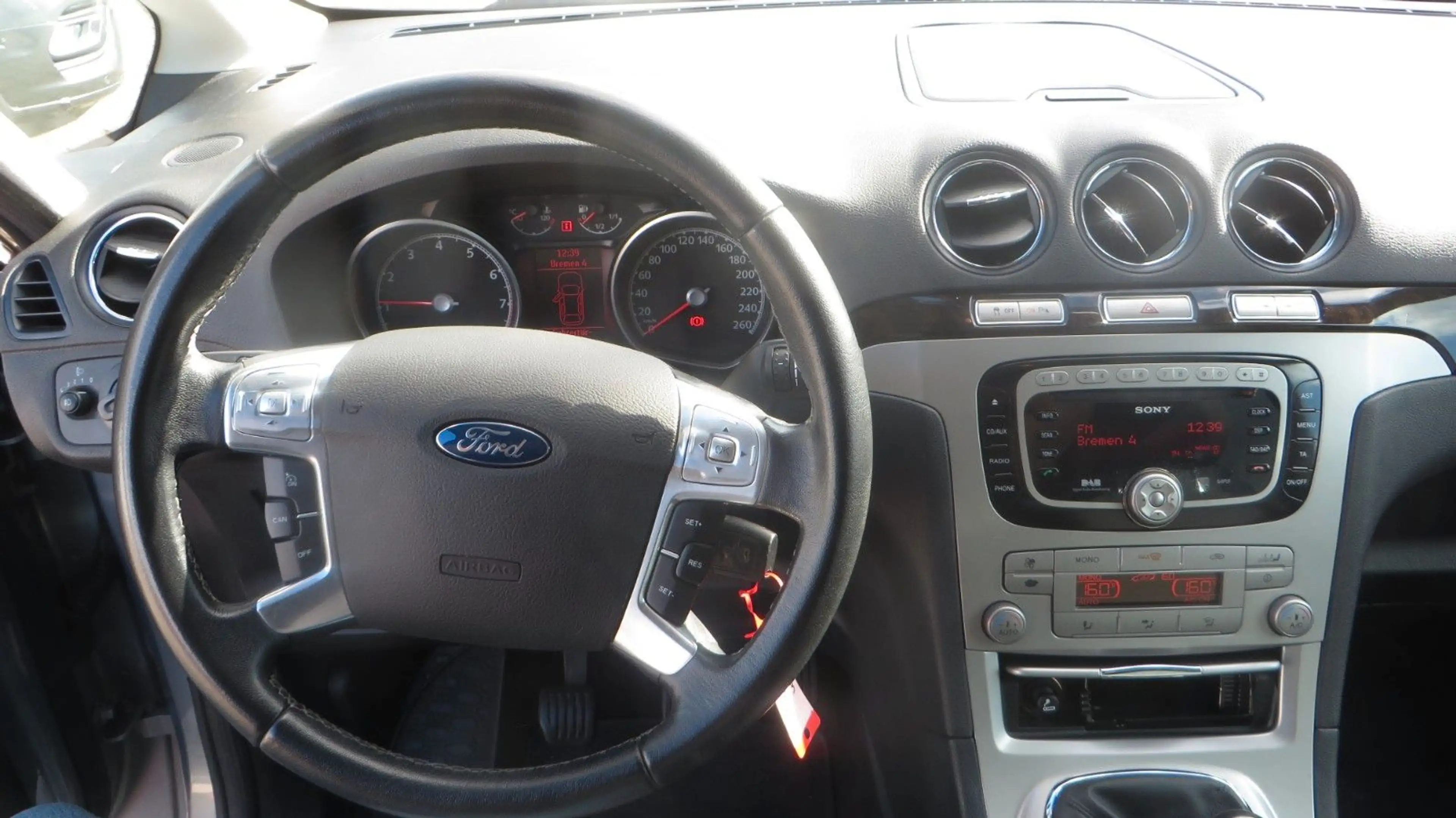 Ford Galaxy Ghia , Anhängerkupplung, 7-Sitzer — photo 6
