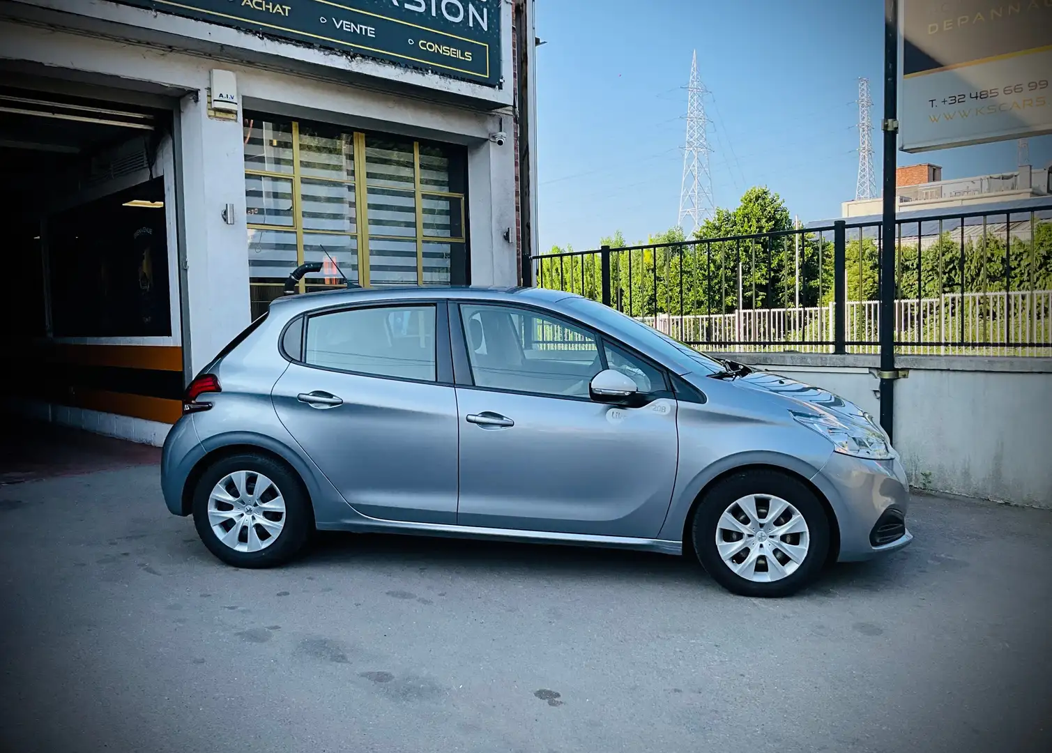 Peugeot 208 1.2i PureTech Like S !!! OFFRE DU MOMENT !!! Argent - 2