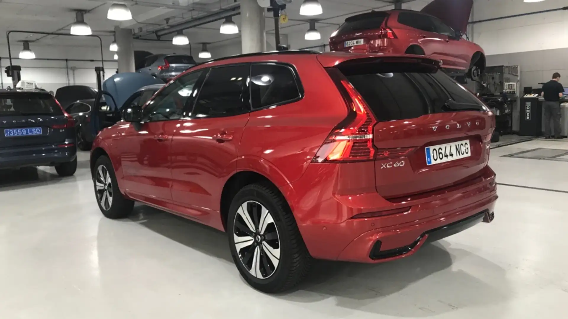 Volvo XC60 T6 Recharge Ultra Dark Rojo - 2