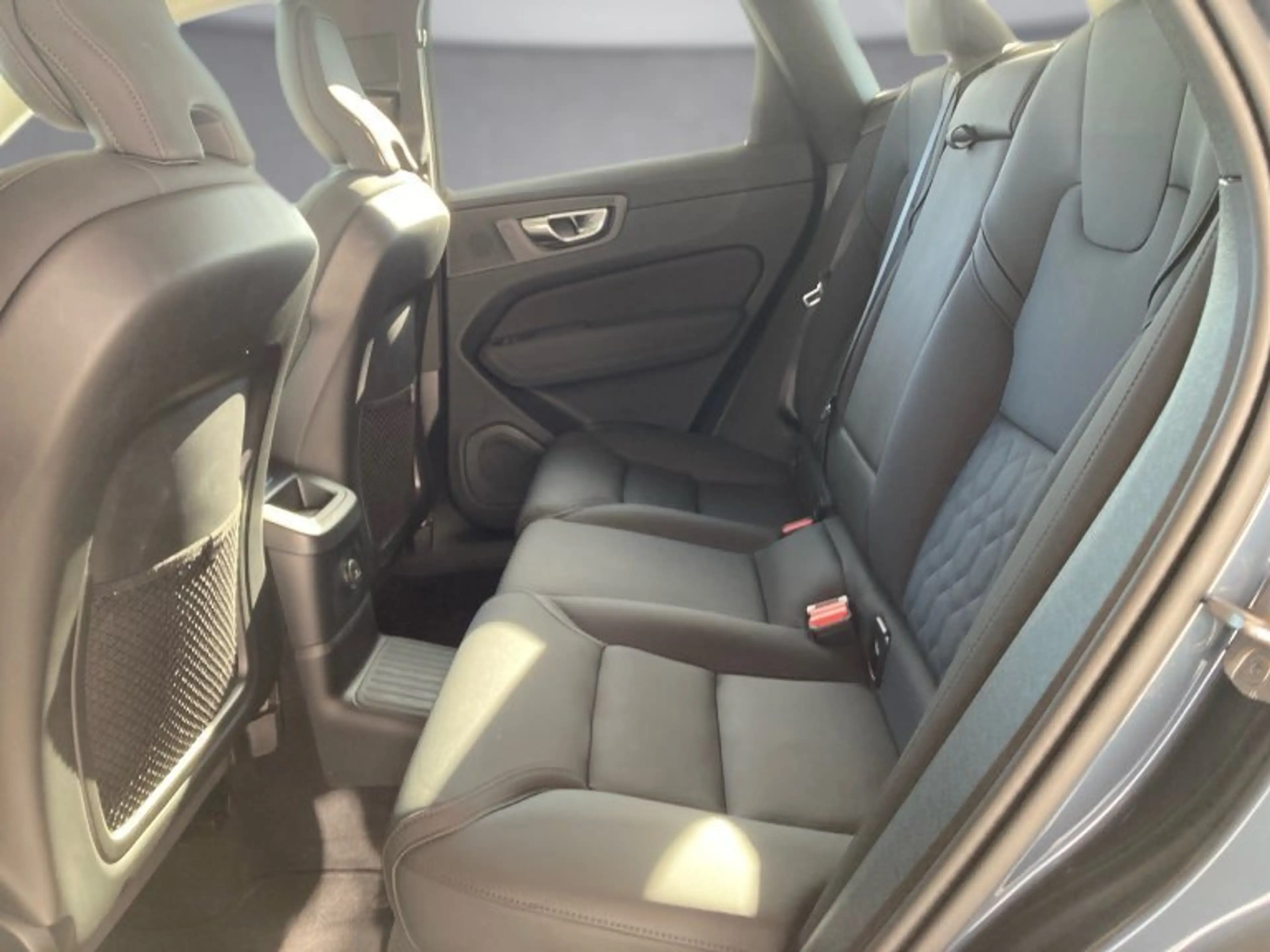 Volvo XC60 Plus, T6 eAWD Plug-in Hybrid, Elektrisch/Benzin, Dark — photo 12