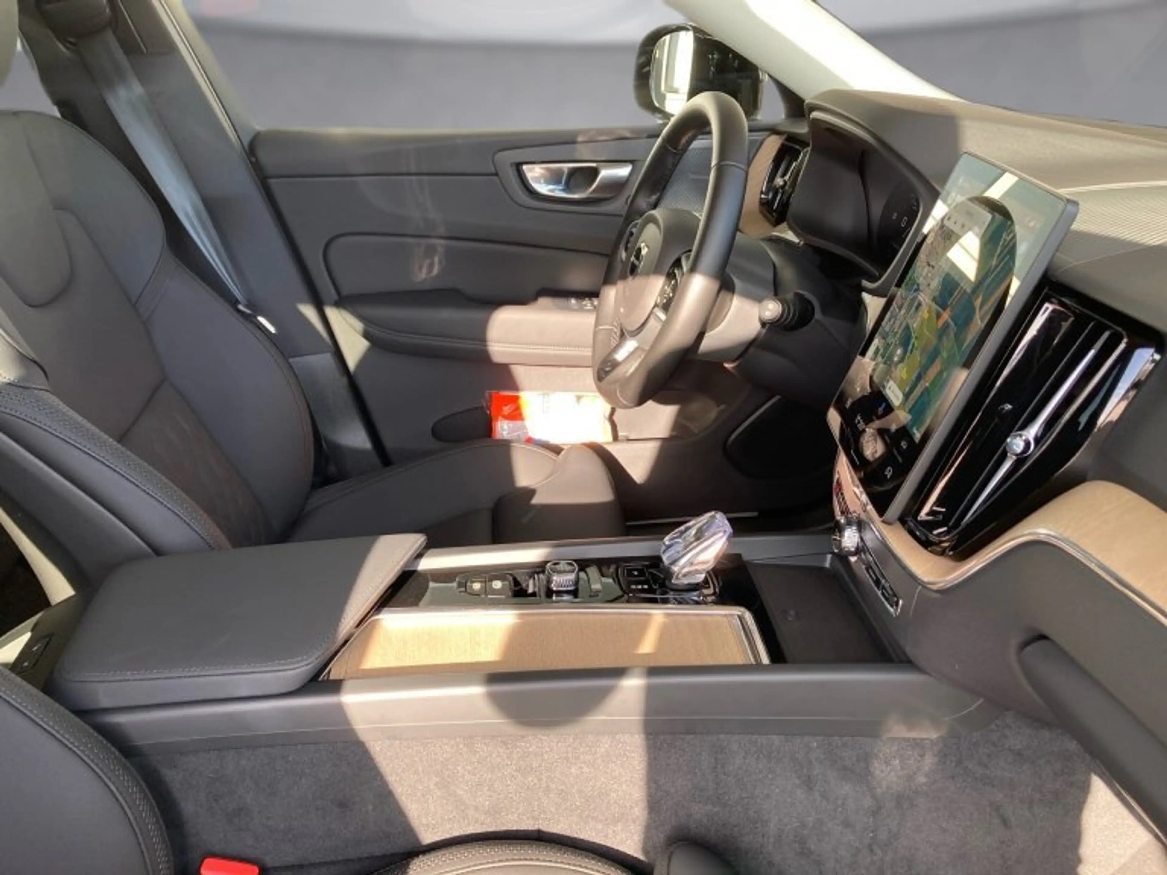 Volvo XC60 Plus, T6 eAWD Plug-in Hybrid, Elektrisch/Benzin, Dark — photo 11