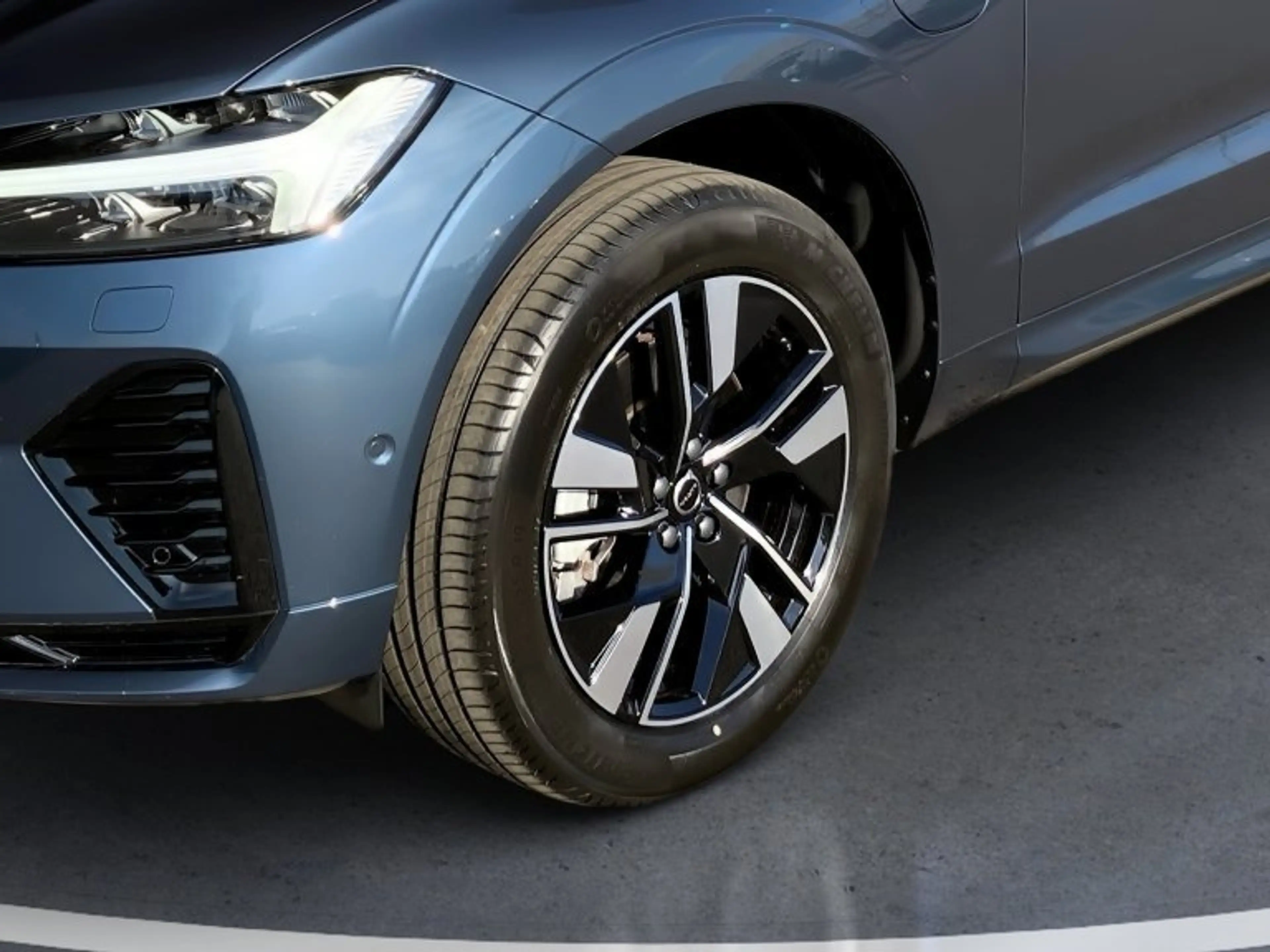 Volvo XC60 Plus, T6 eAWD Plug-in Hybrid, Elektrisch/Benzin, Dark — photo 8