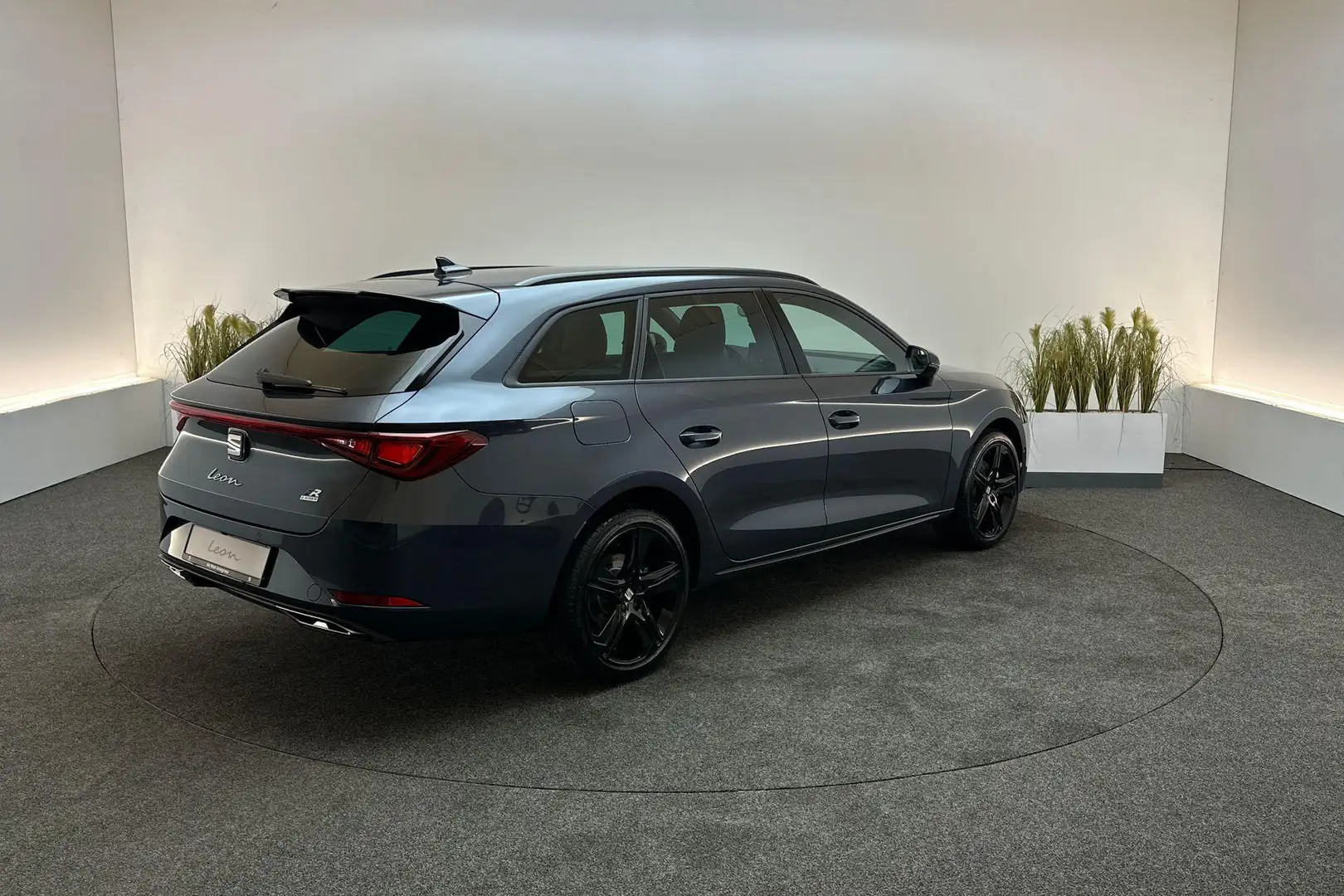 Oldtimer Seat FR Business 1.5 TSI DSG eHybrid Grijs - 2