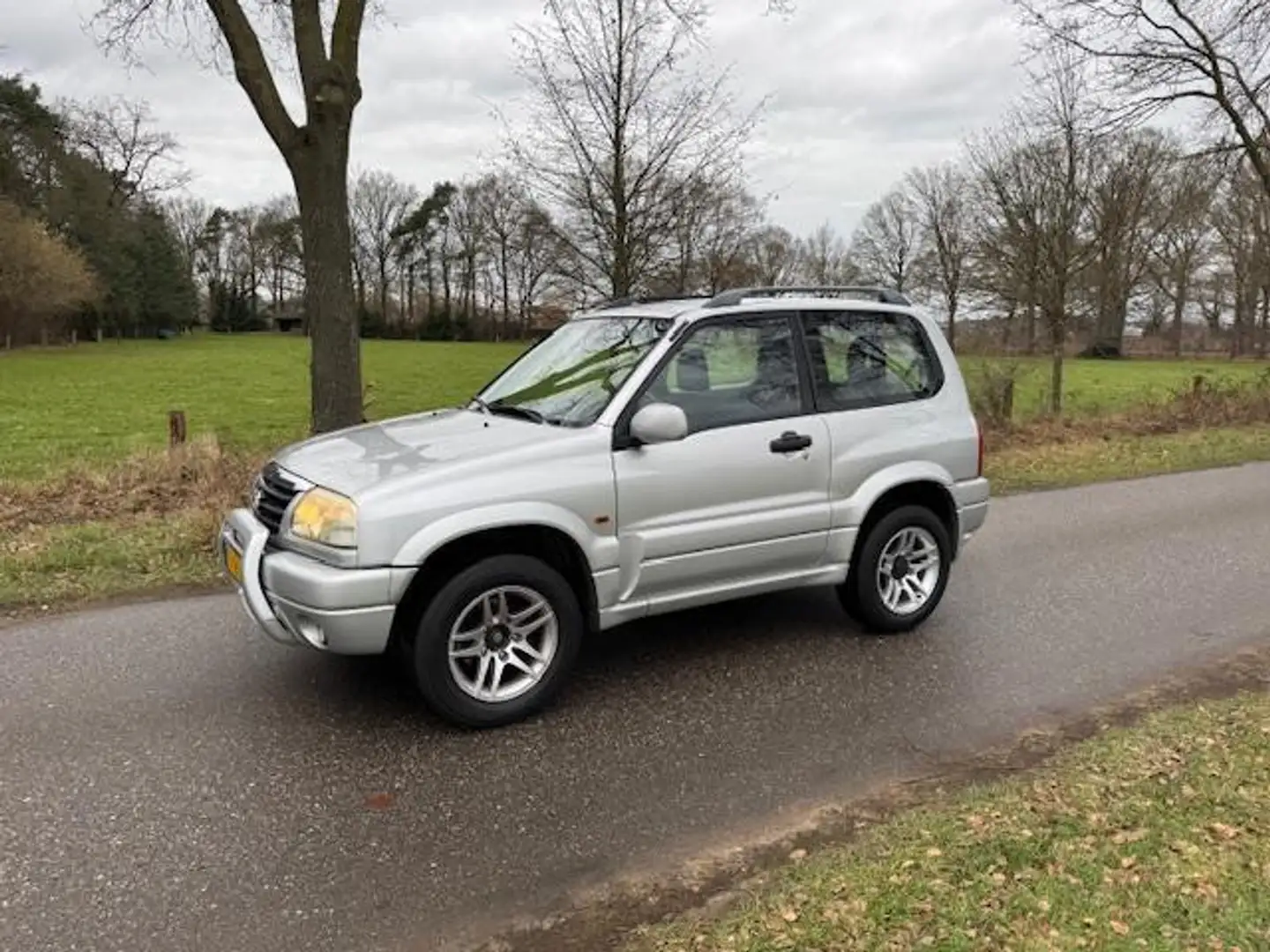 Suzuki Grand Vitara 1.6 Metal Top 142 dkm!! Grau - 1