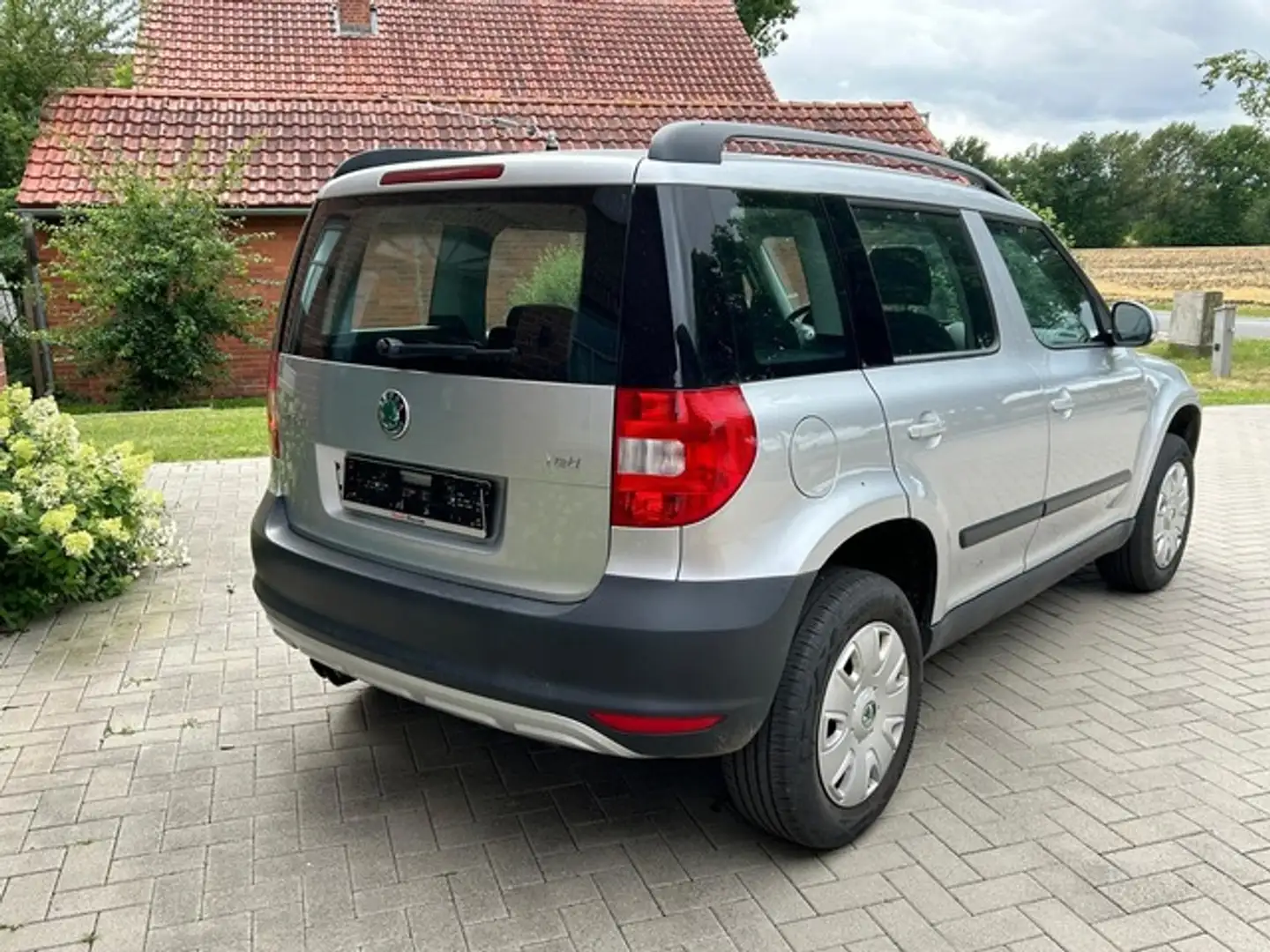 Skoda Yeti Active Plus Edition 1.8, 4x4,1Hd.,PDC,Sitzh Argent - 2