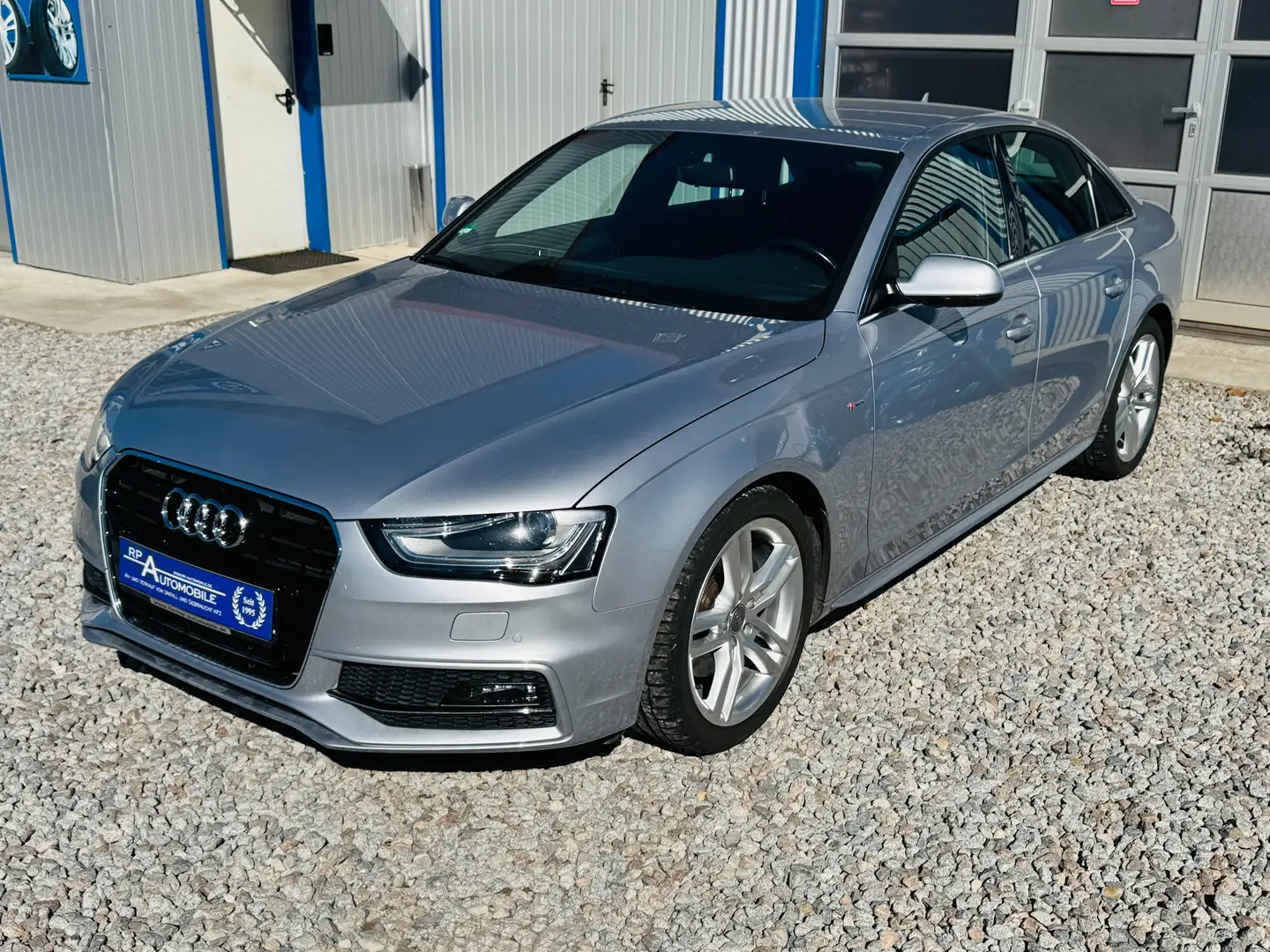 Audi A4 2.0 TDI S line Sportpaket / plus PDC NAVI MMI SHZG Silber - 2