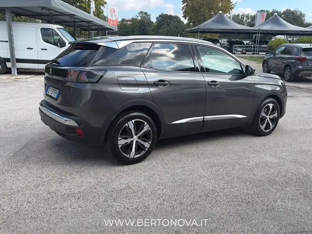 Peugeot 3008 view 3