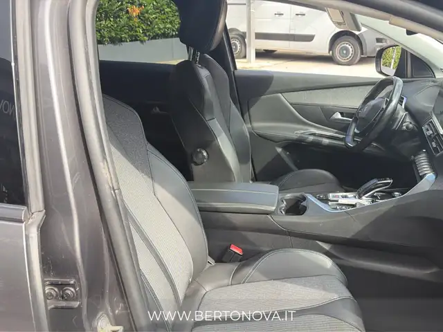Peugeot 3008 view 8