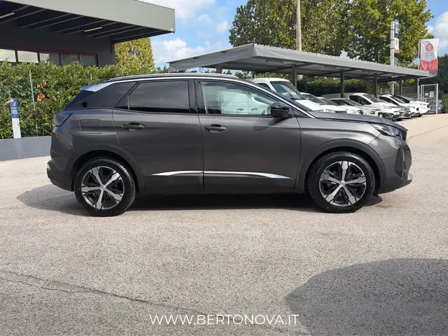 Peugeot 3008 view 5