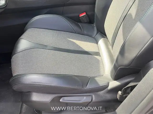 Peugeot 3008 view 9
