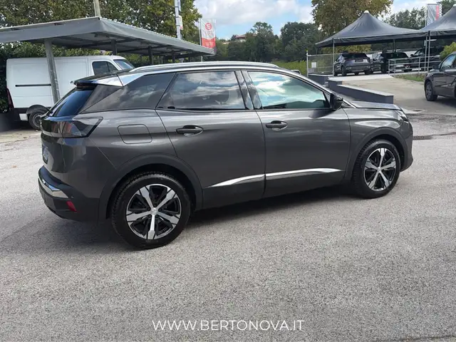 Peugeot 3008 view 4