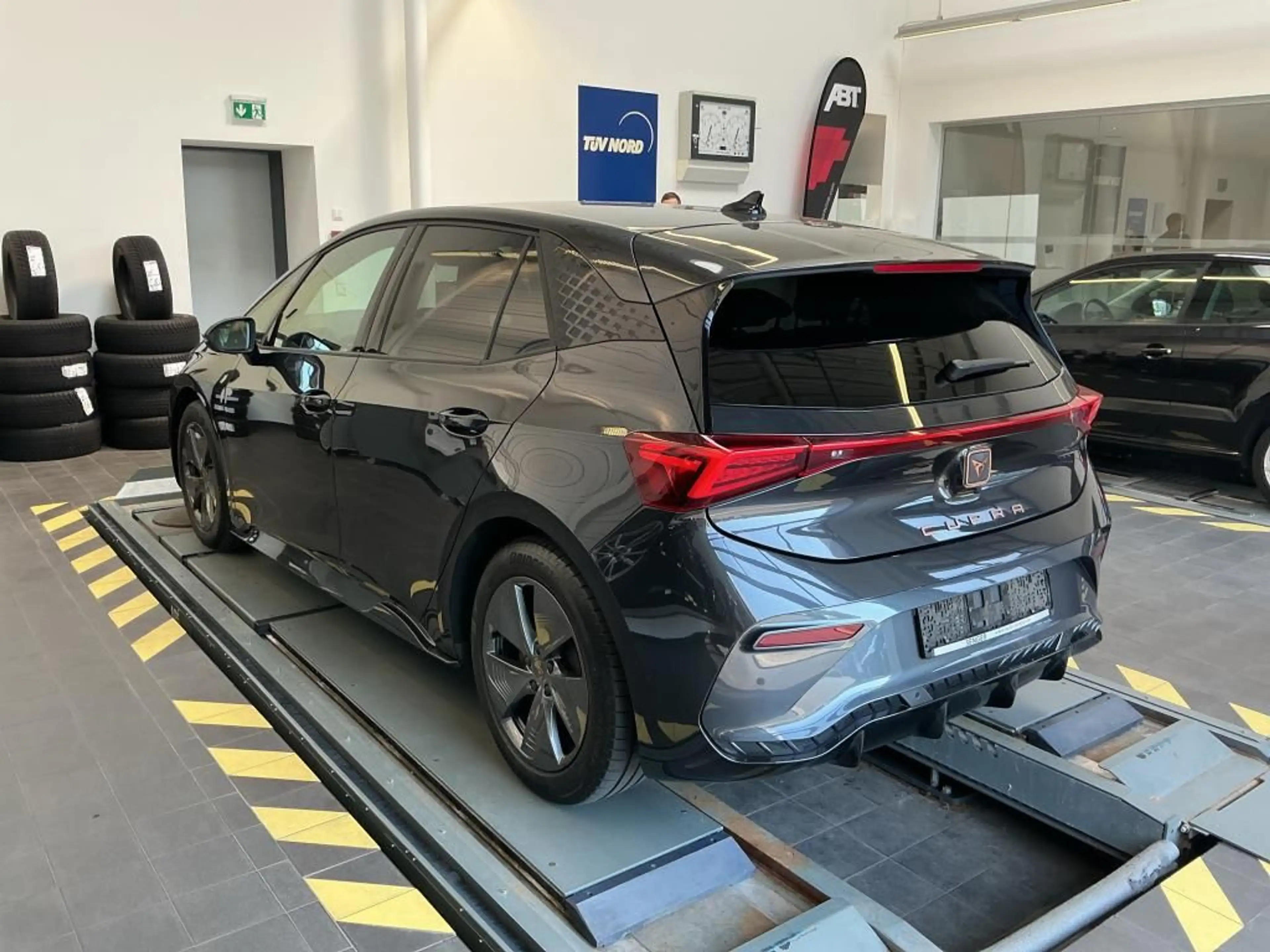 CUPRA Born 150 kW 62 kWh | LED | SITZHEIZUNG | PDC | — photo 3