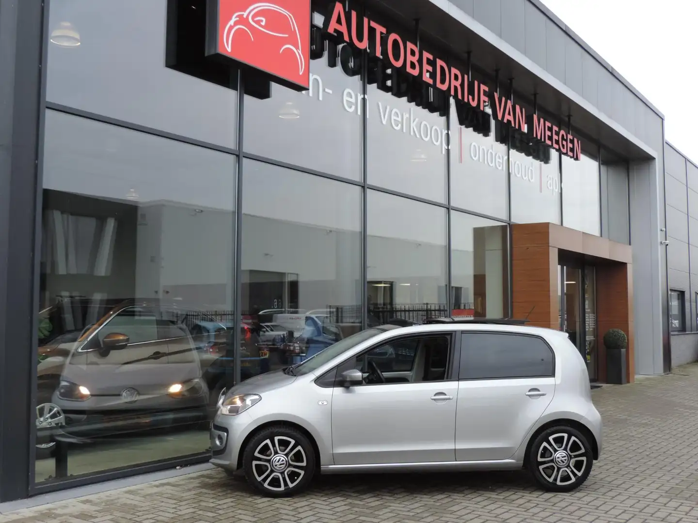 Volkswagen up! 1.0 High Up! 75PK 5deurs | Panoramadak | Cruise co Gris - 2