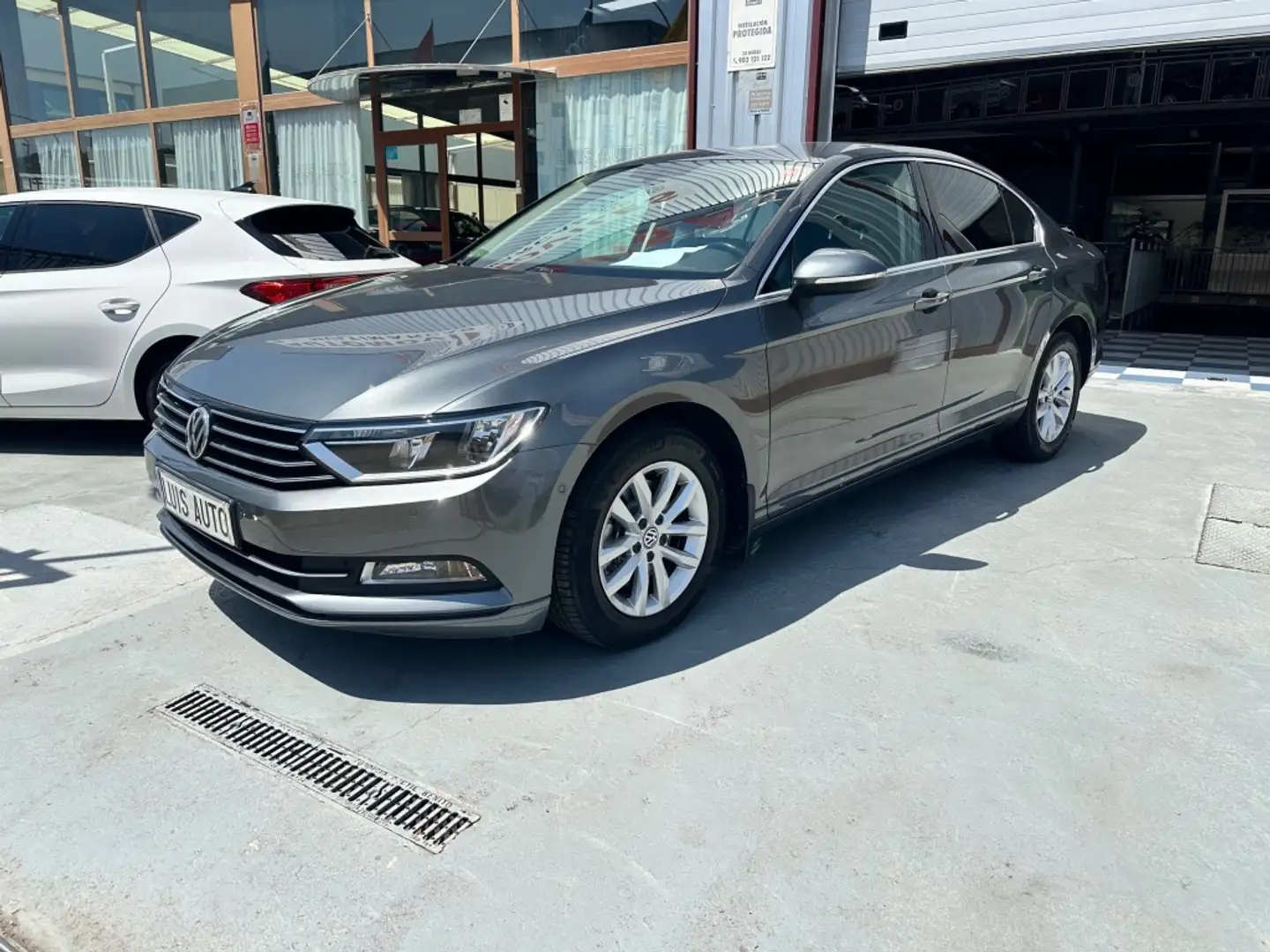 Volkswagen Passat 1.6TDI BMT Bluemotion 88kW Gris - 1