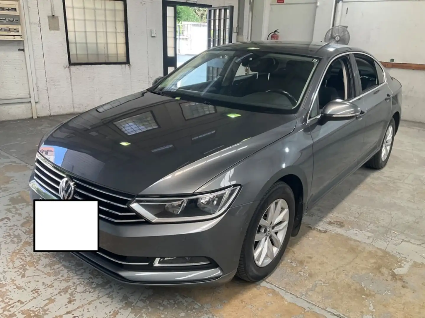 Volkswagen Passat 1.6TDI BMT Bluemotion 88kW Grau - 1