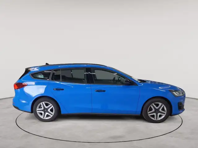 Ford Focus view 3