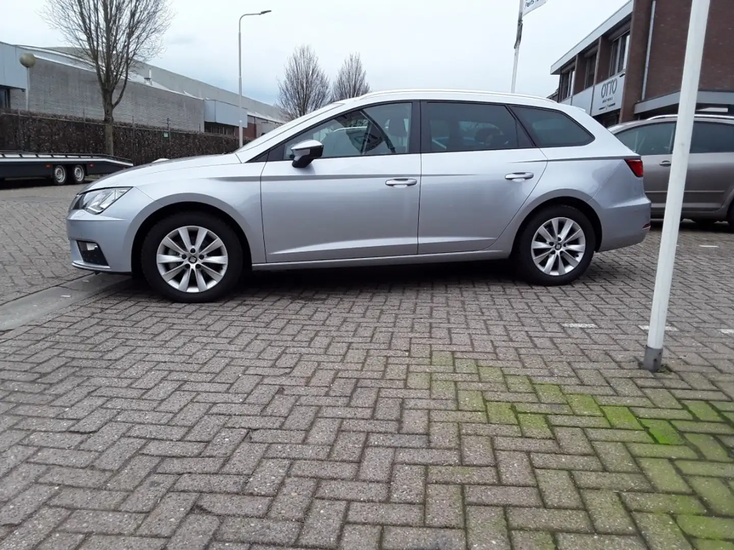 SEAT Leon ST 1.5 TSI 131PK STYLE / NAVI / PDC / C.C. Grau - 2