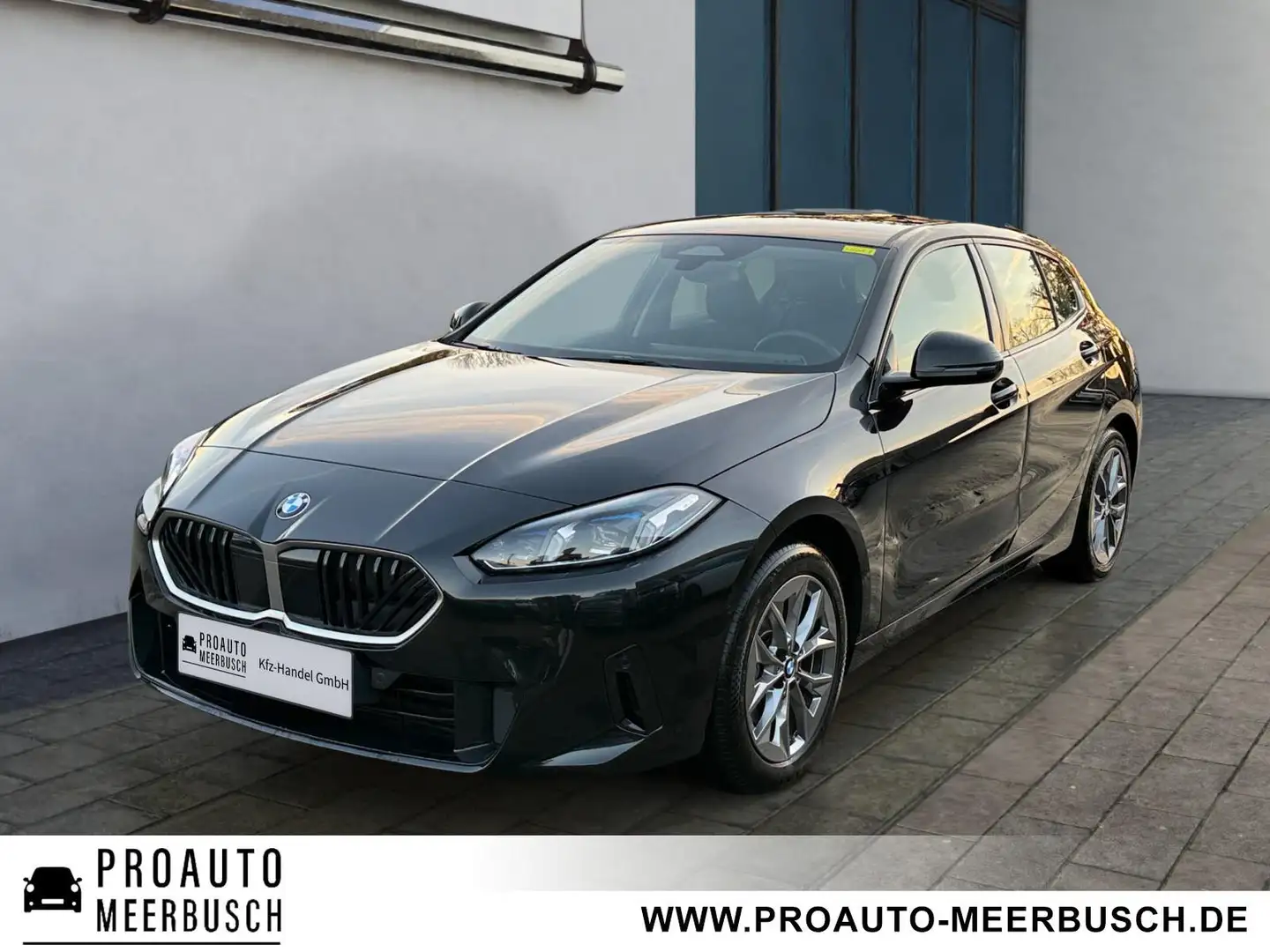 BMW 120 i LED/NAVI/CARPLAY/PARKASSIST/RFK Zwart - 1