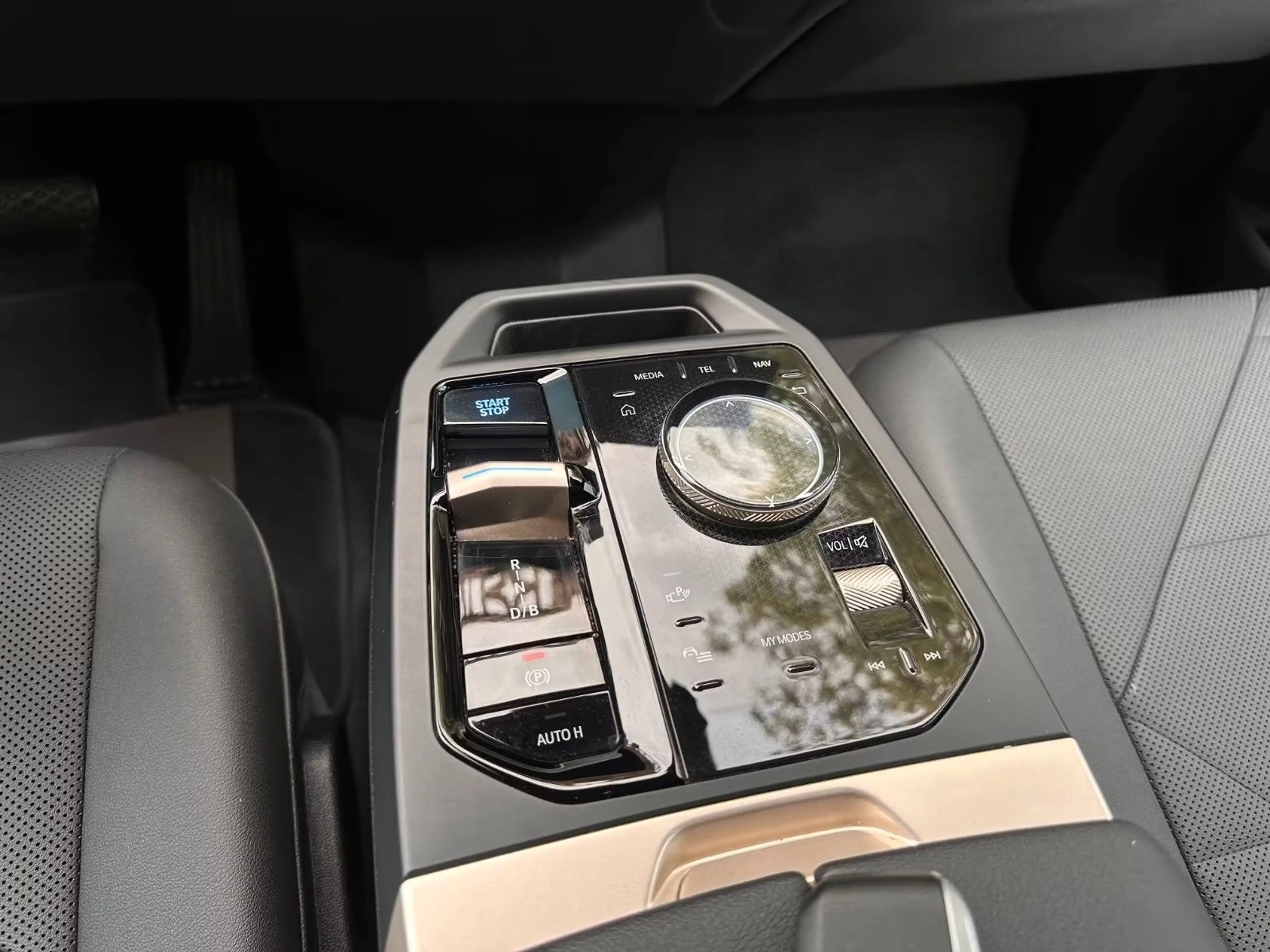 BMW iX xDrive40 M Sport PANO-SKYAHKDA-Prof360° — photo 13