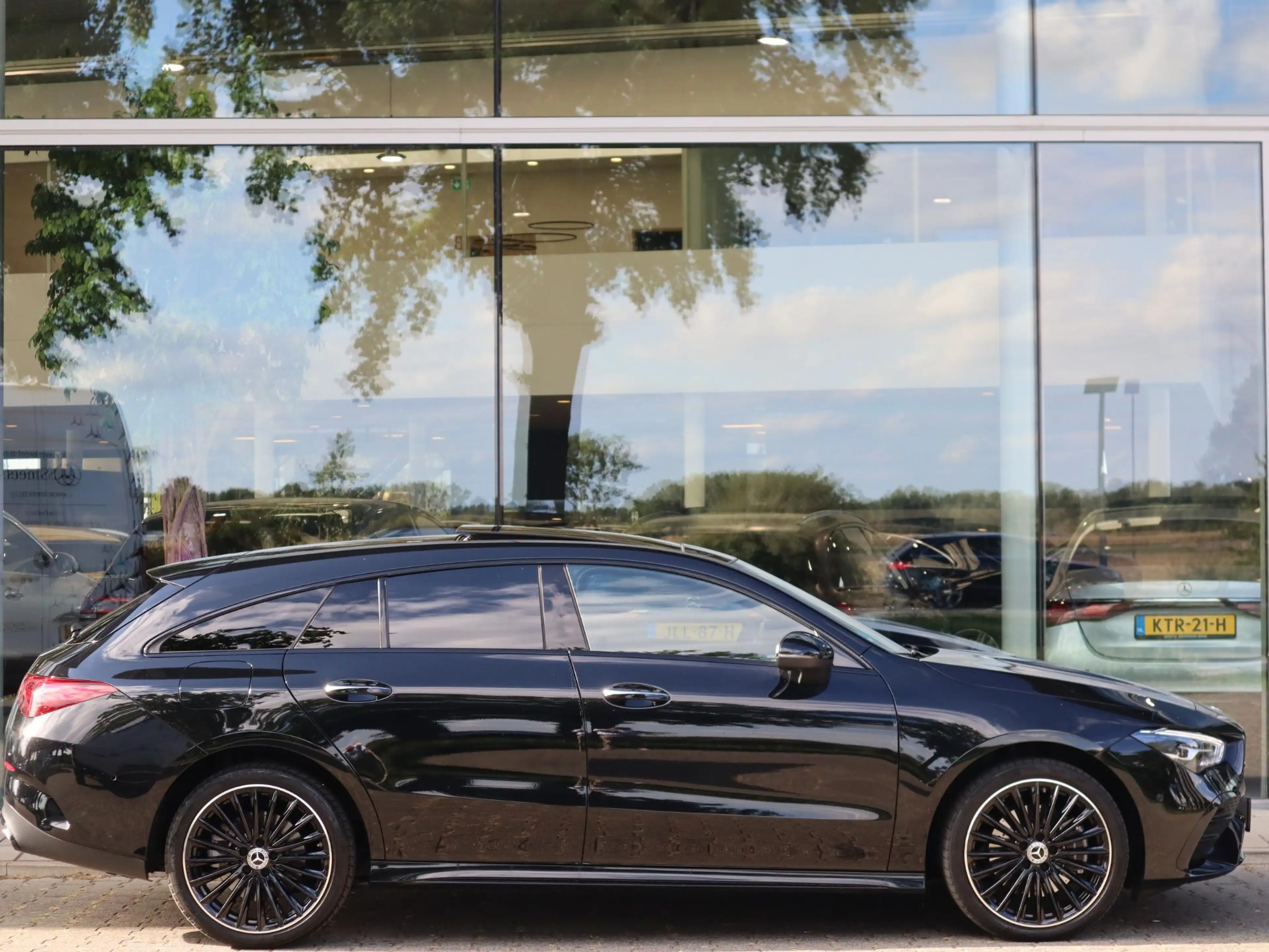 Mercedes-Benz CLA 250 Shooting Brake e AMG Line — photo 5