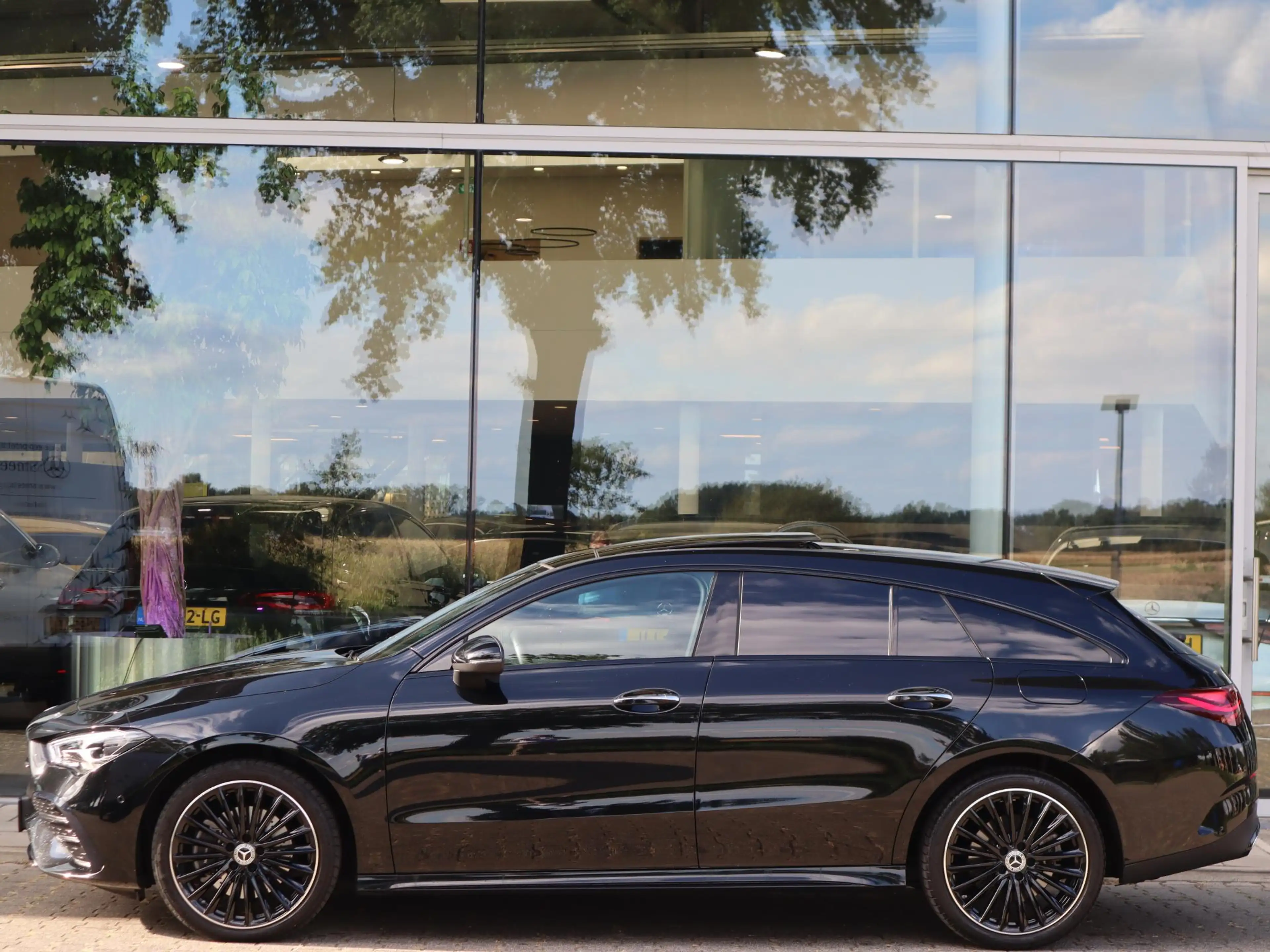 Mercedes-Benz CLA 250 Shooting Brake e AMG Line — photo 4