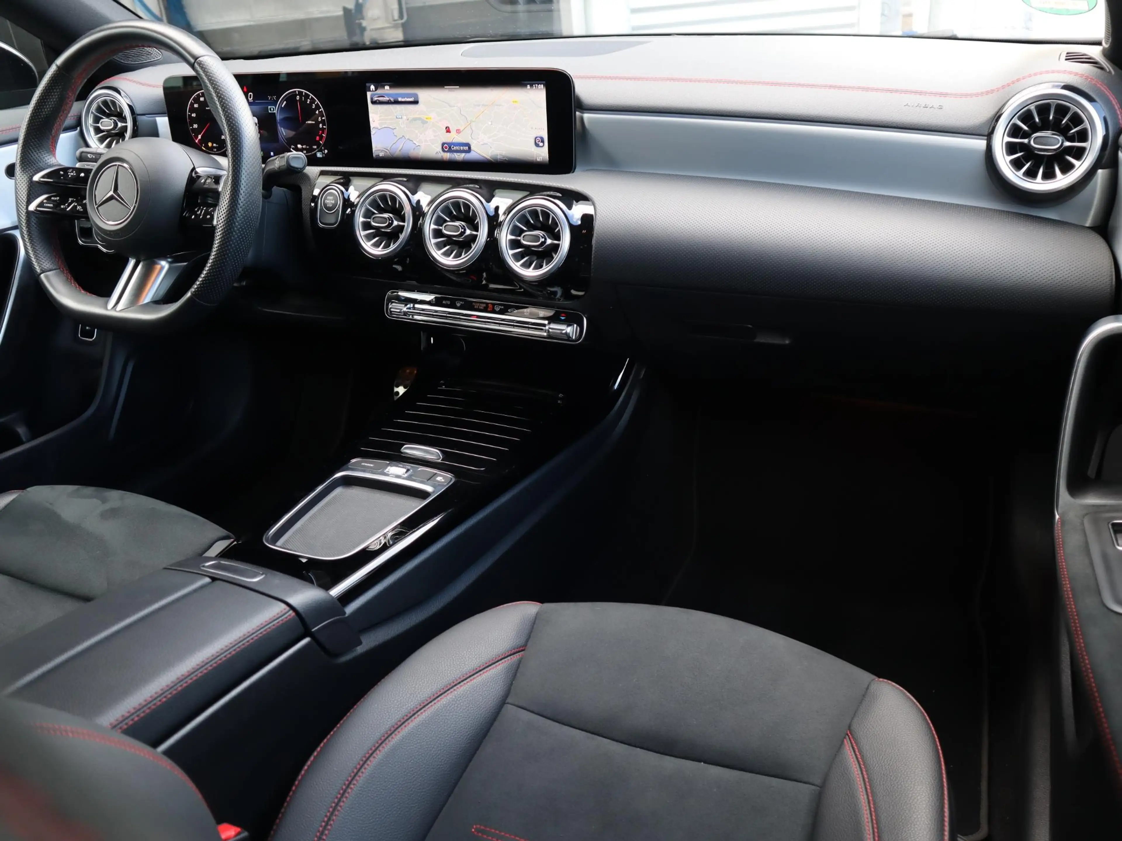Mercedes-Benz CLA 250 Shooting Brake e AMG Line — photo 3