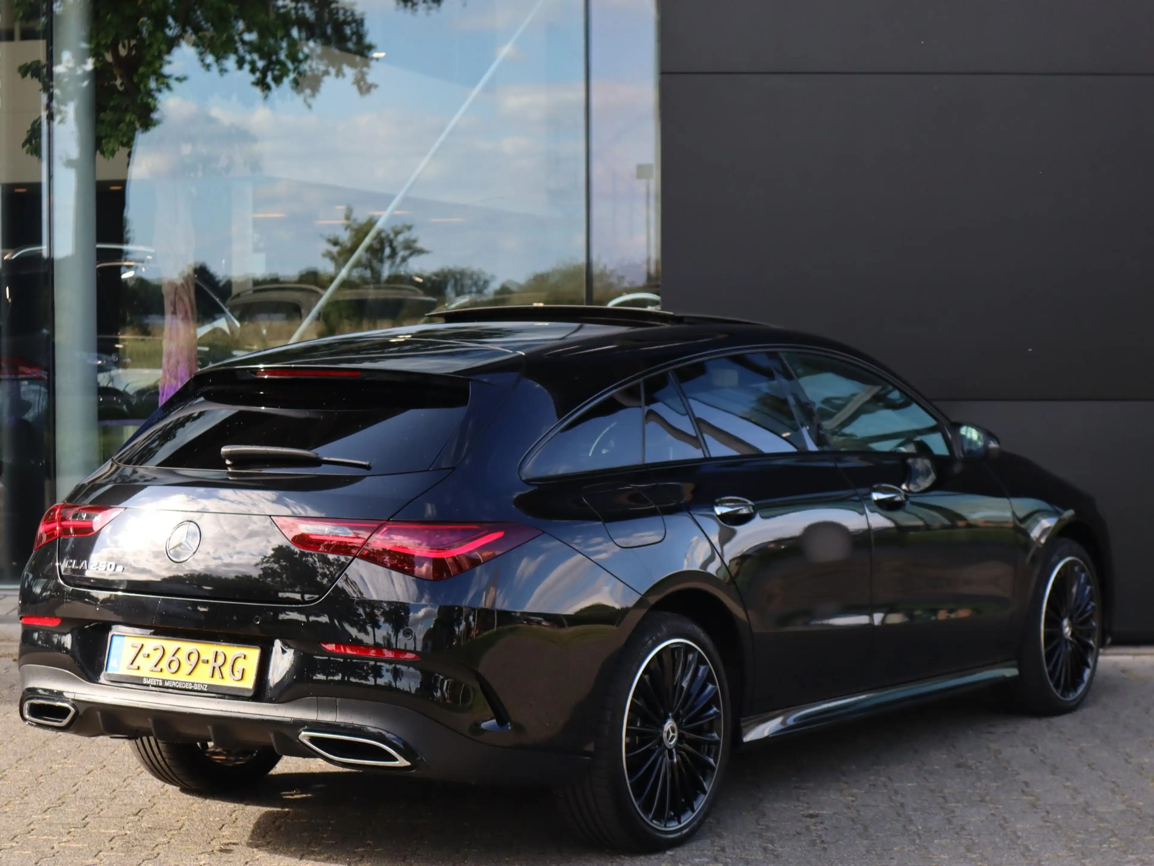 Mercedes-Benz CLA 250 Shooting Brake e AMG Line — photo 2