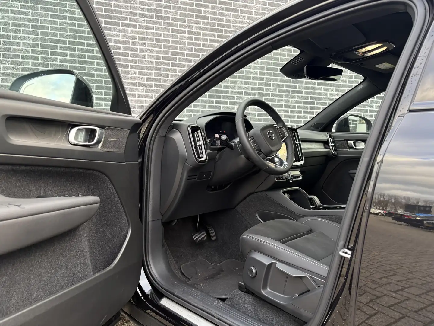 Volvo EC40 Single Motor Plus Black Edition 70 kWh | Adaptieve Schwarz - 2