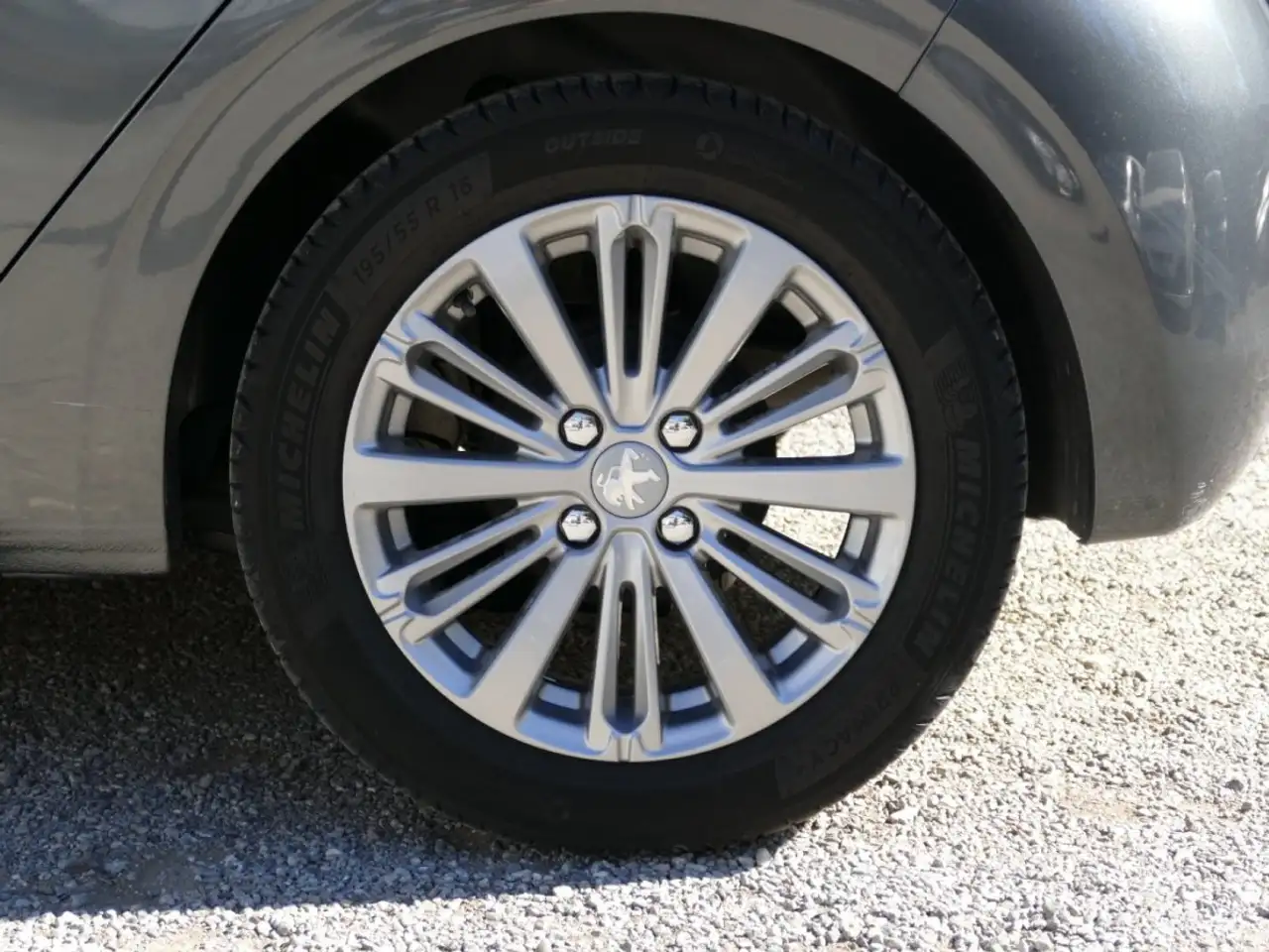 Peugeot 208 208 — photo 4