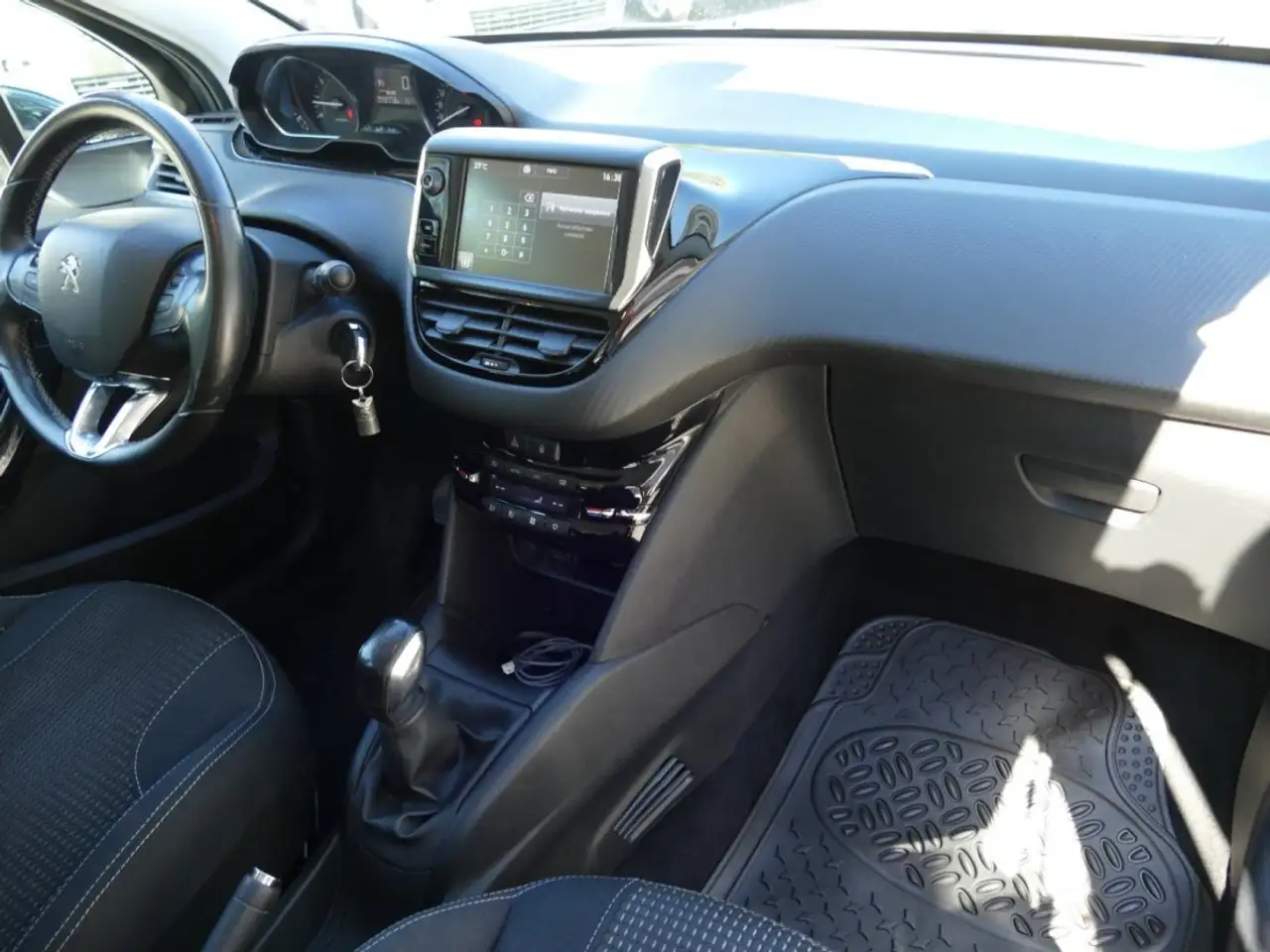 Peugeot 208 208 — photo 17