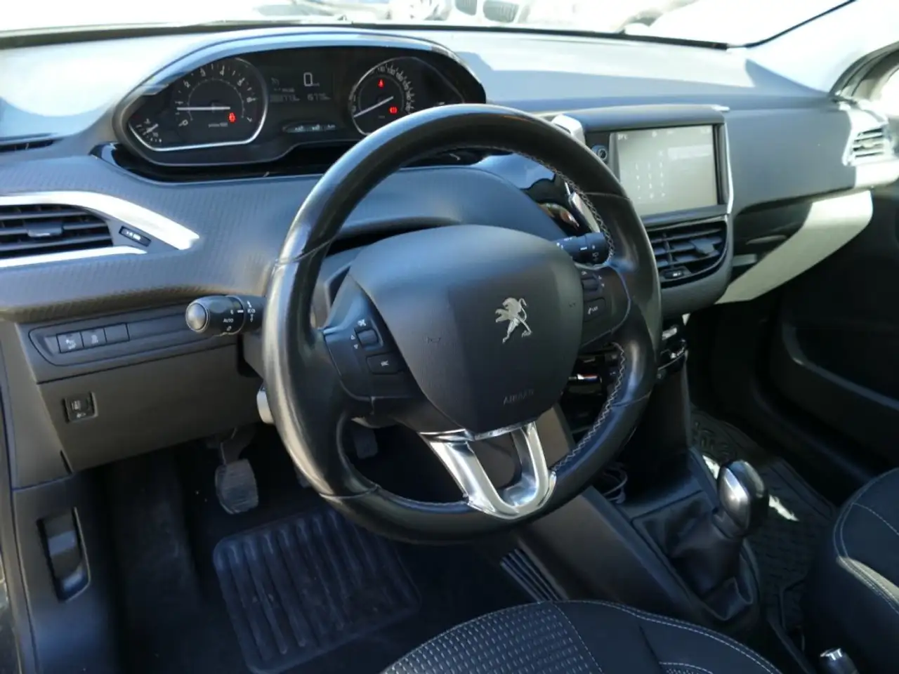 Peugeot 208 208 — photo 13