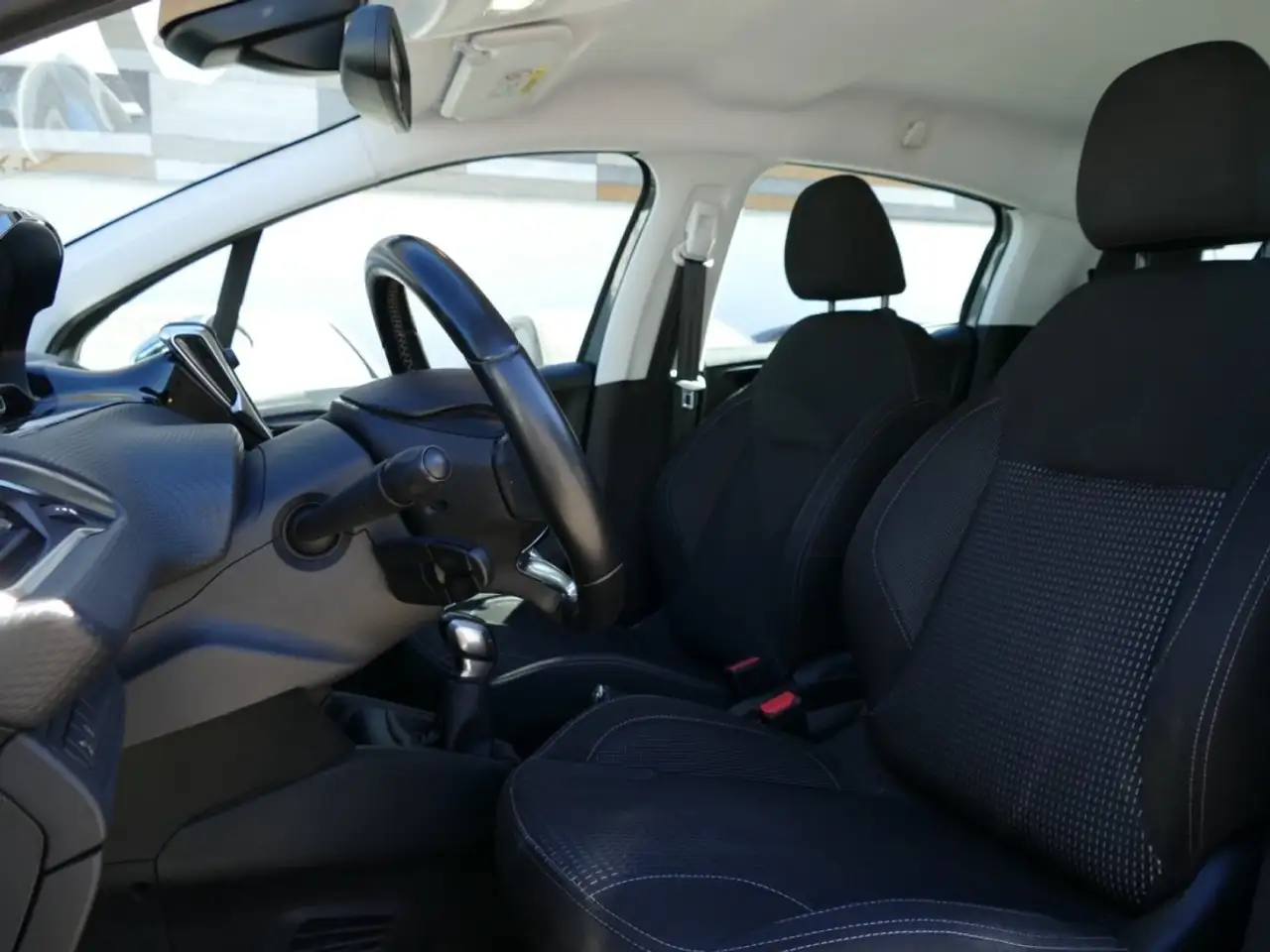 Peugeot 208 208 — photo 12