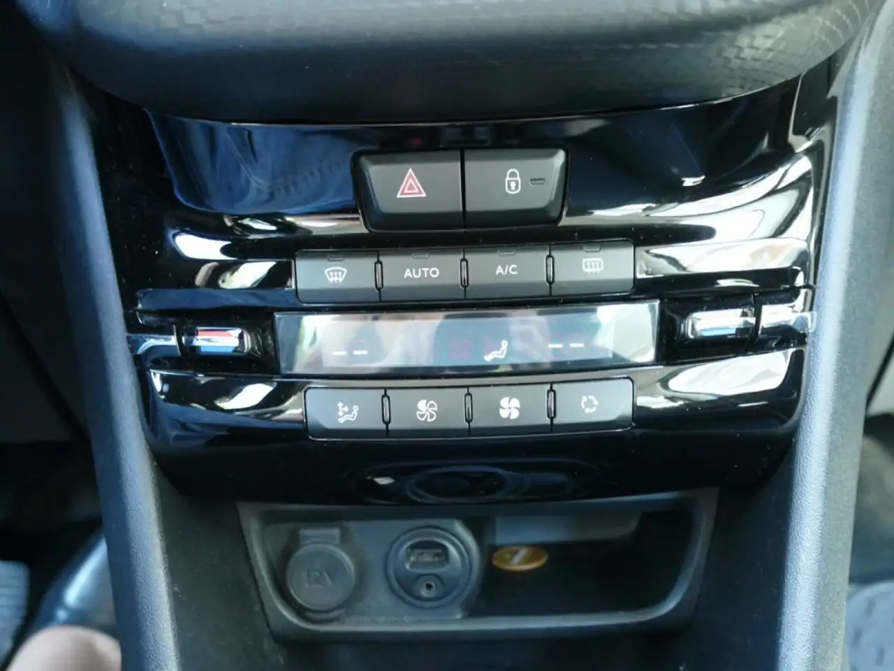 Peugeot 208 208 — photo 27