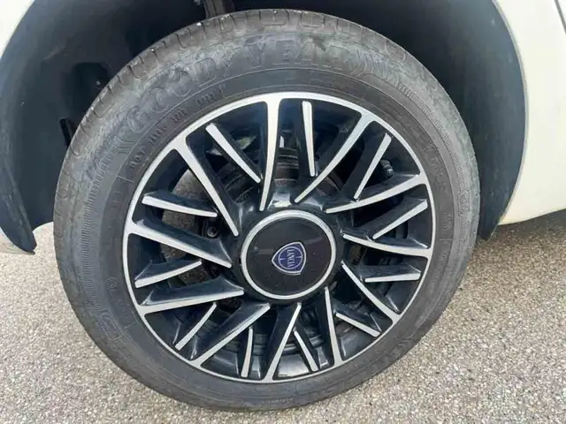 Lancia Ypsilon view 5