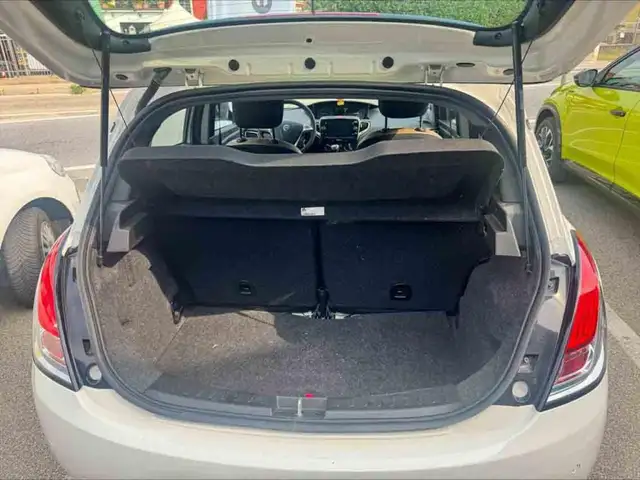 Lancia Ypsilon view 4