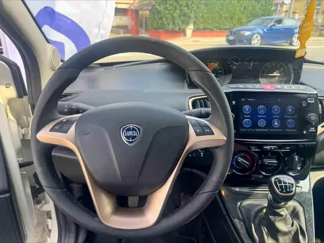 Lancia Ypsilon view 9