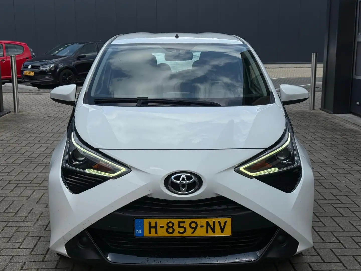 Toyota Aygo 1.0 VVT-i x-play limited NAVI CAMERA NAP BOEKJES Wit - 2