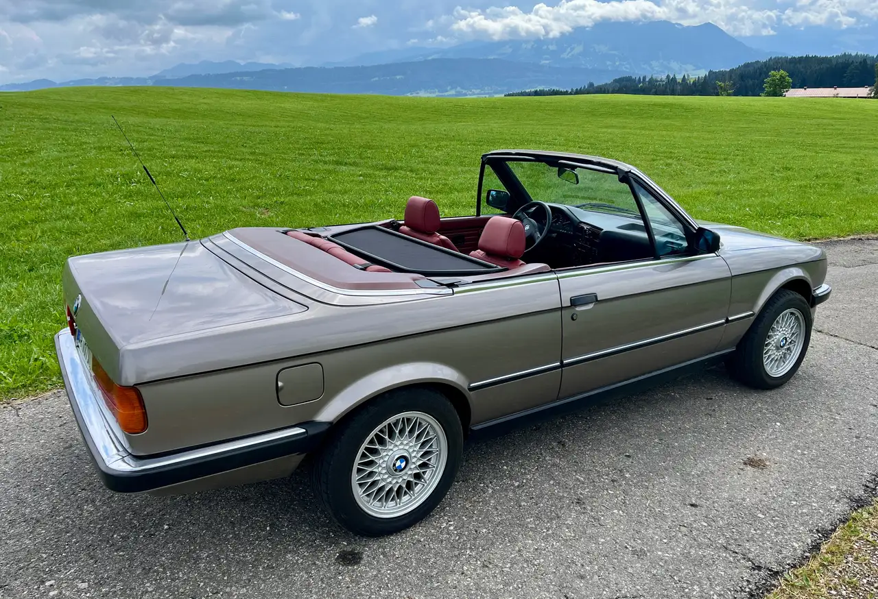 BMW 320i, foto 2